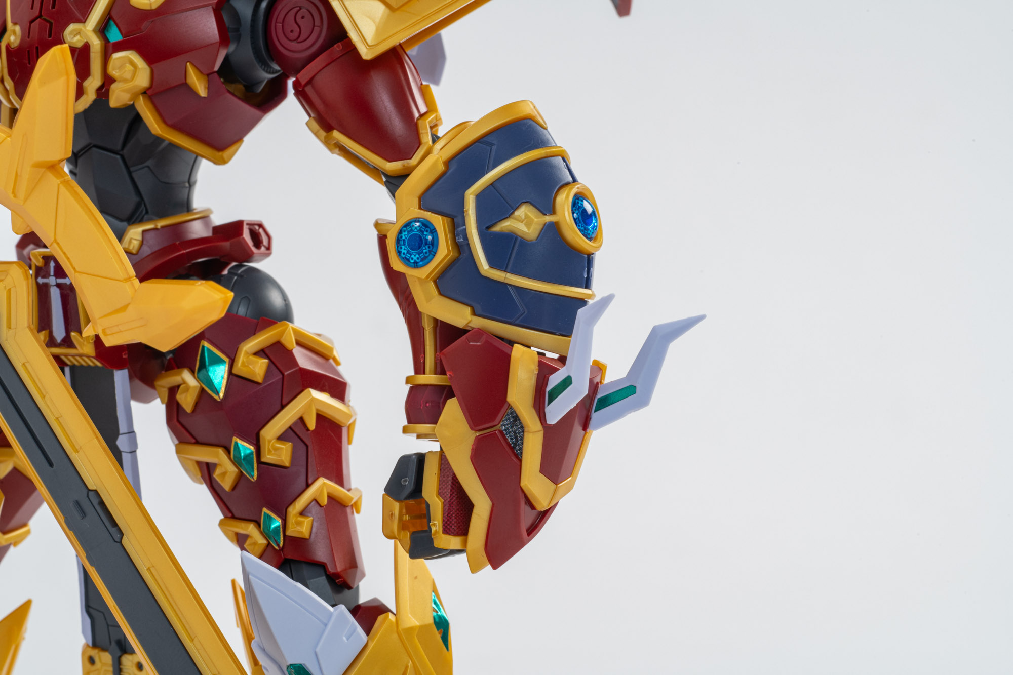 腕のクリスタル状の部分はジュエルシールで再現。装飾が美しく、赤い体にひときわ目を引く紺色が絶妙だ。