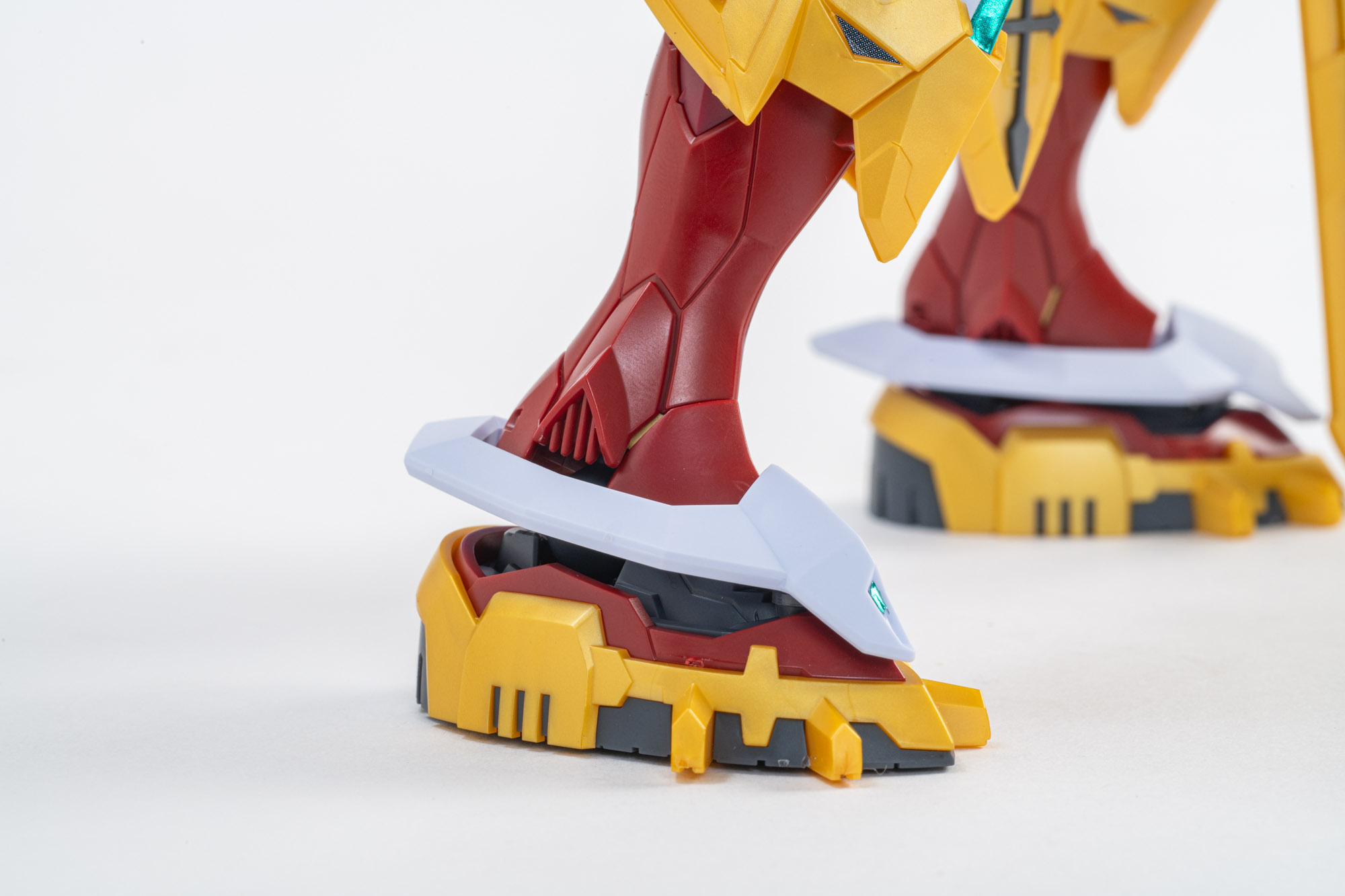 脚は全体的に緑色のシールが散りばめられていて、赤に映える色使いだ。白い足のパーツも動きを出せる仕組みになっている。