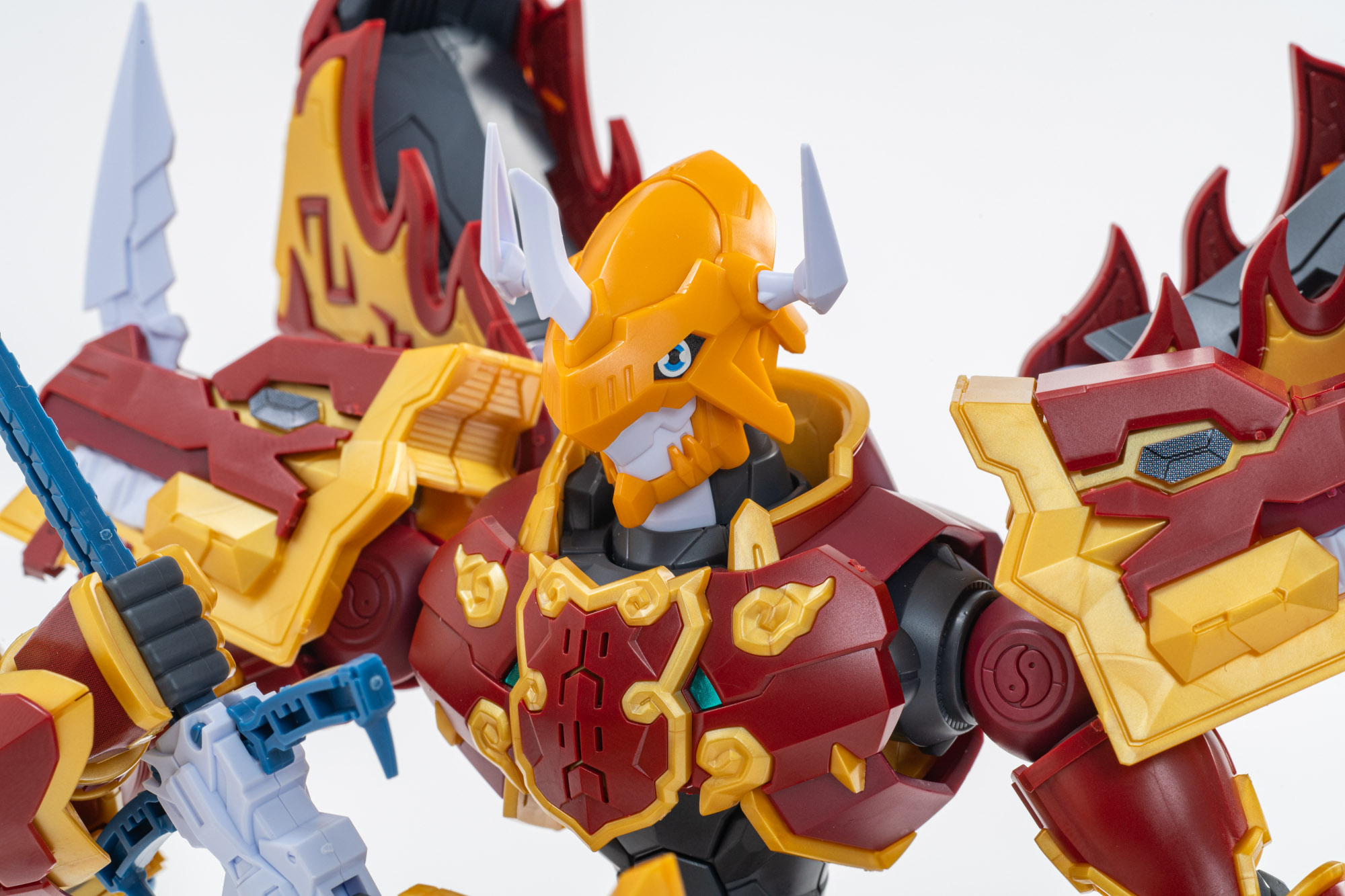 グレイモンカラーのオレンジが非常に目立つ。ウォーグレイモンにも似た顔つきだ。