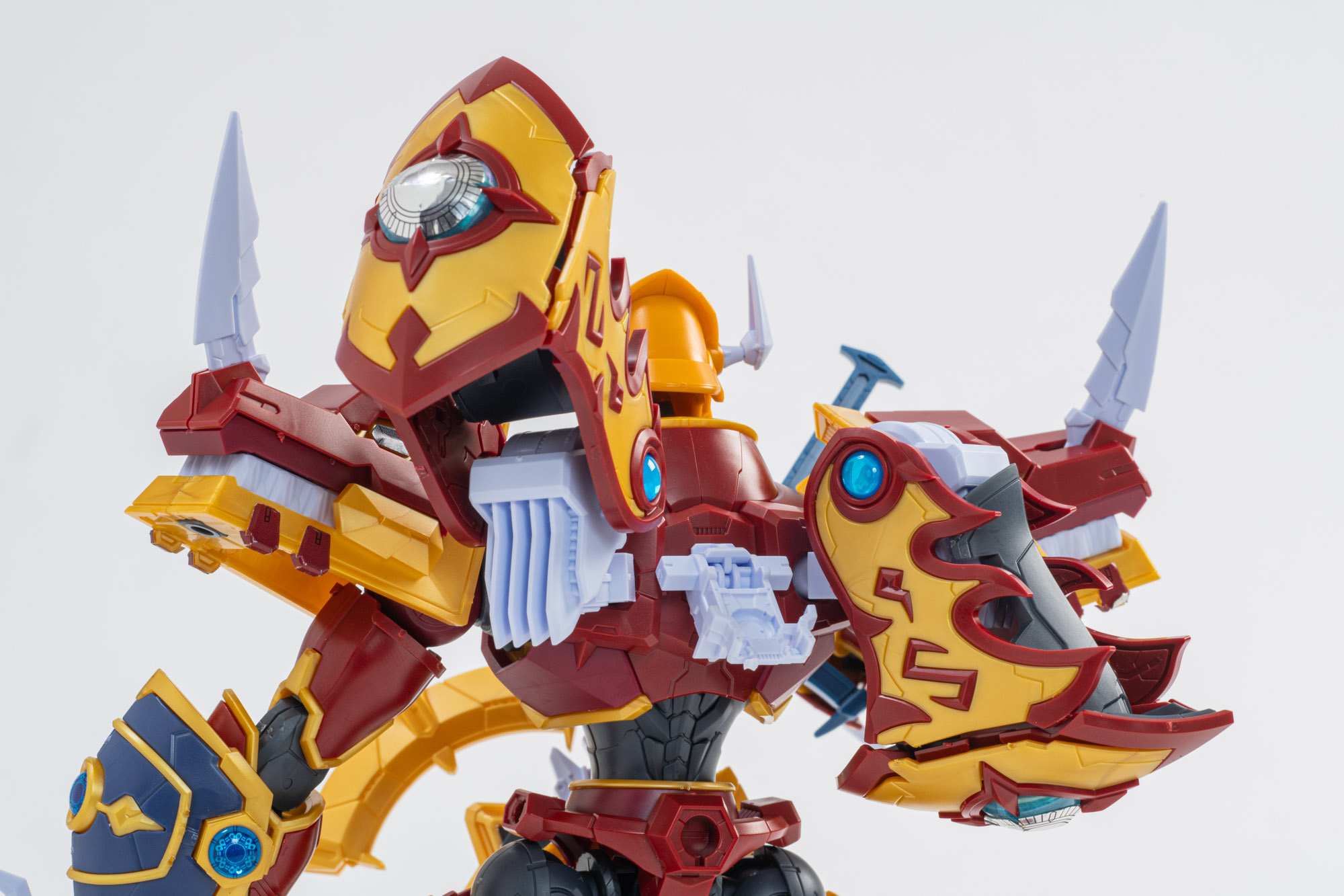 バックパックは上下左右に可動させることも可能だ。龍魂剣を背負わせるパーツは角度をつけることができるので、剣先を地面から浮かせて飾ることができる！