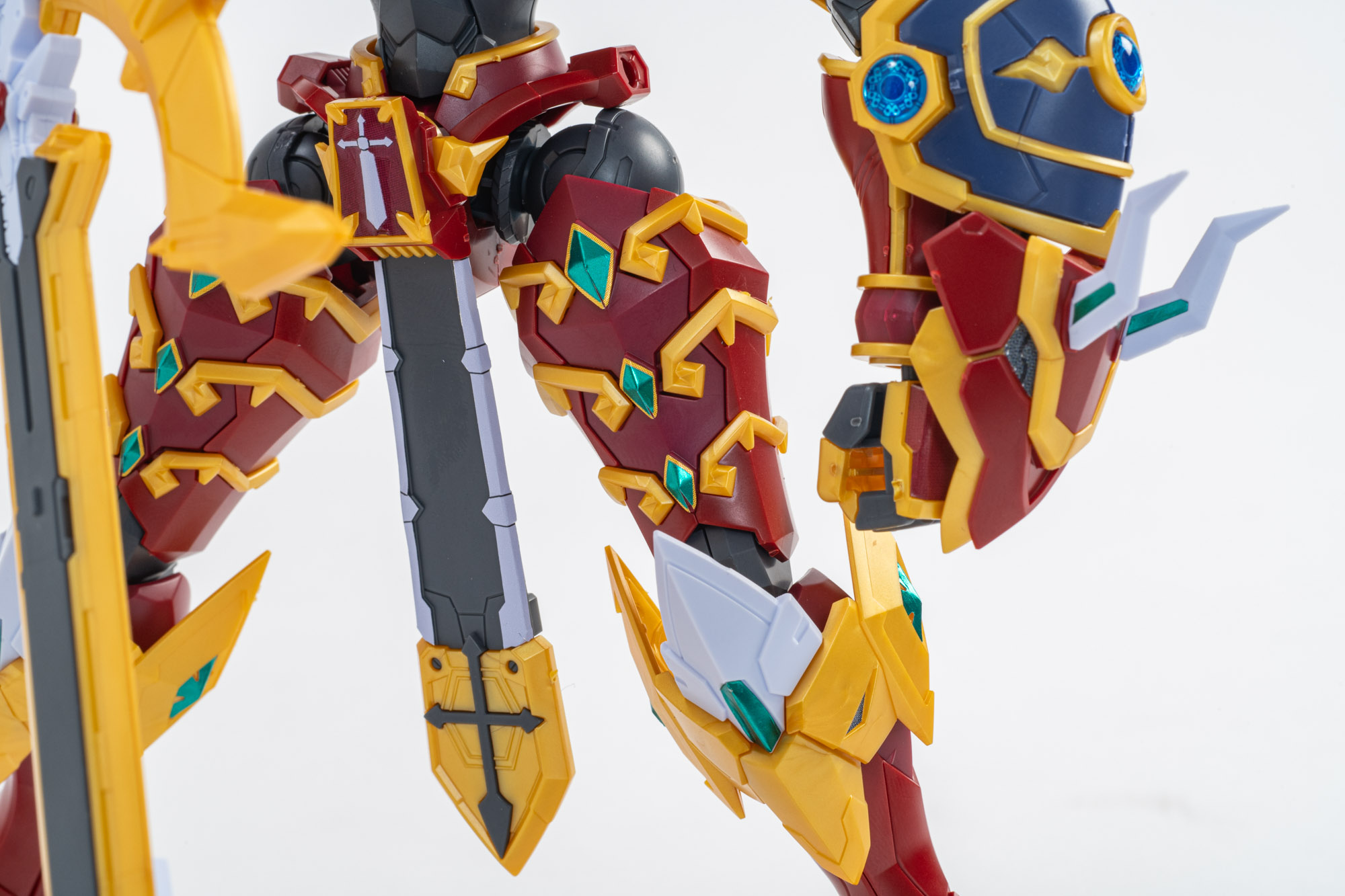 脚は全体的に緑色のシールが散りばめられていて、赤に映える色使いだ。白い足のパーツも動きを出せる仕組みになっている。