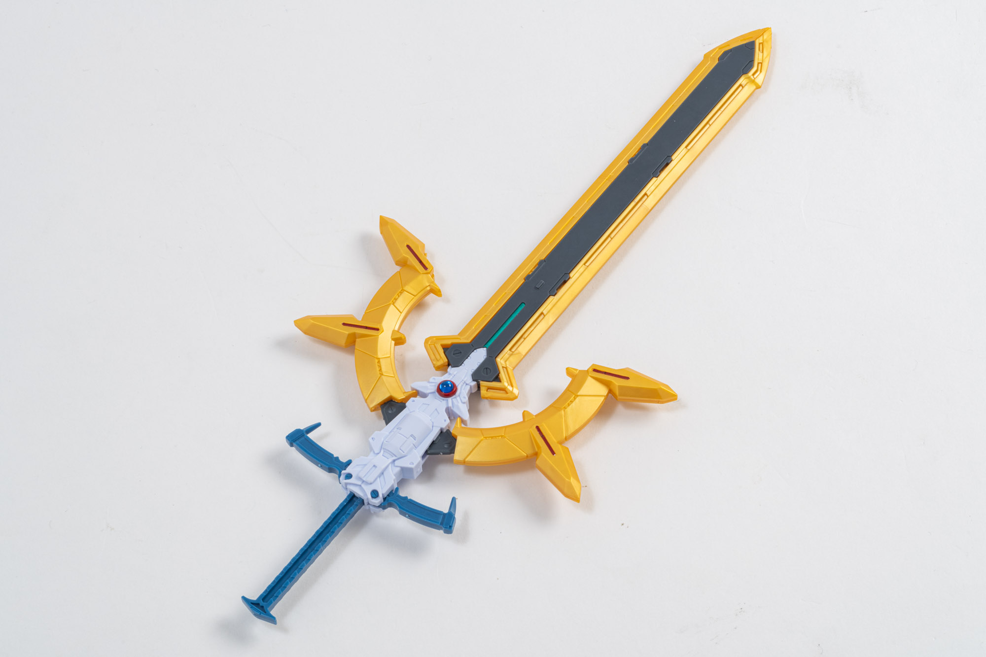 龍魂剣のギミックは左右に開く刀身と縮む持ち手。背中にしまう時には持ち手もたたむことができる。