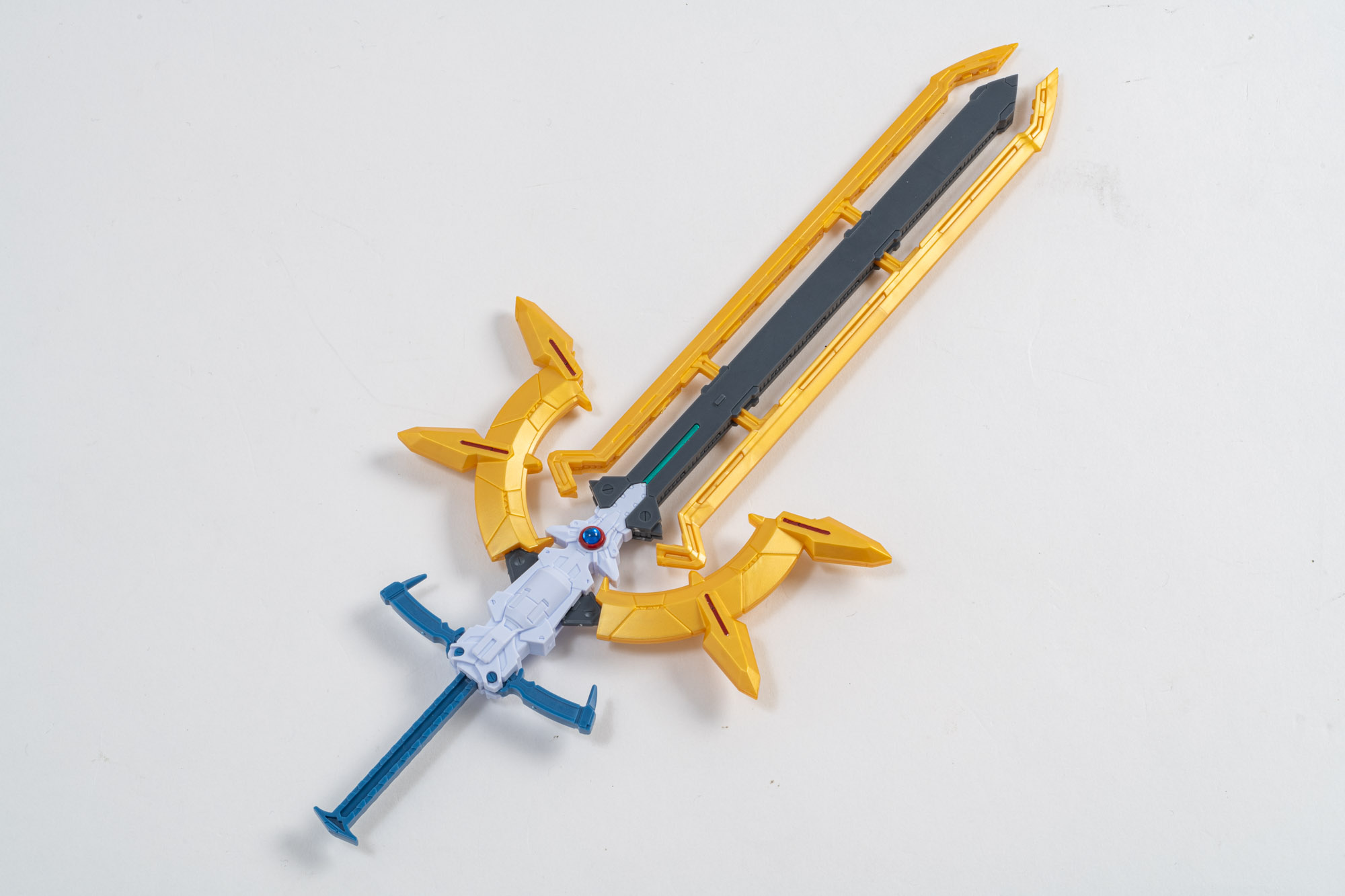 龍魂剣のギミックは左右に開く刀身と縮む持ち手。背中にしまう時には持ち手もたたむことができる。