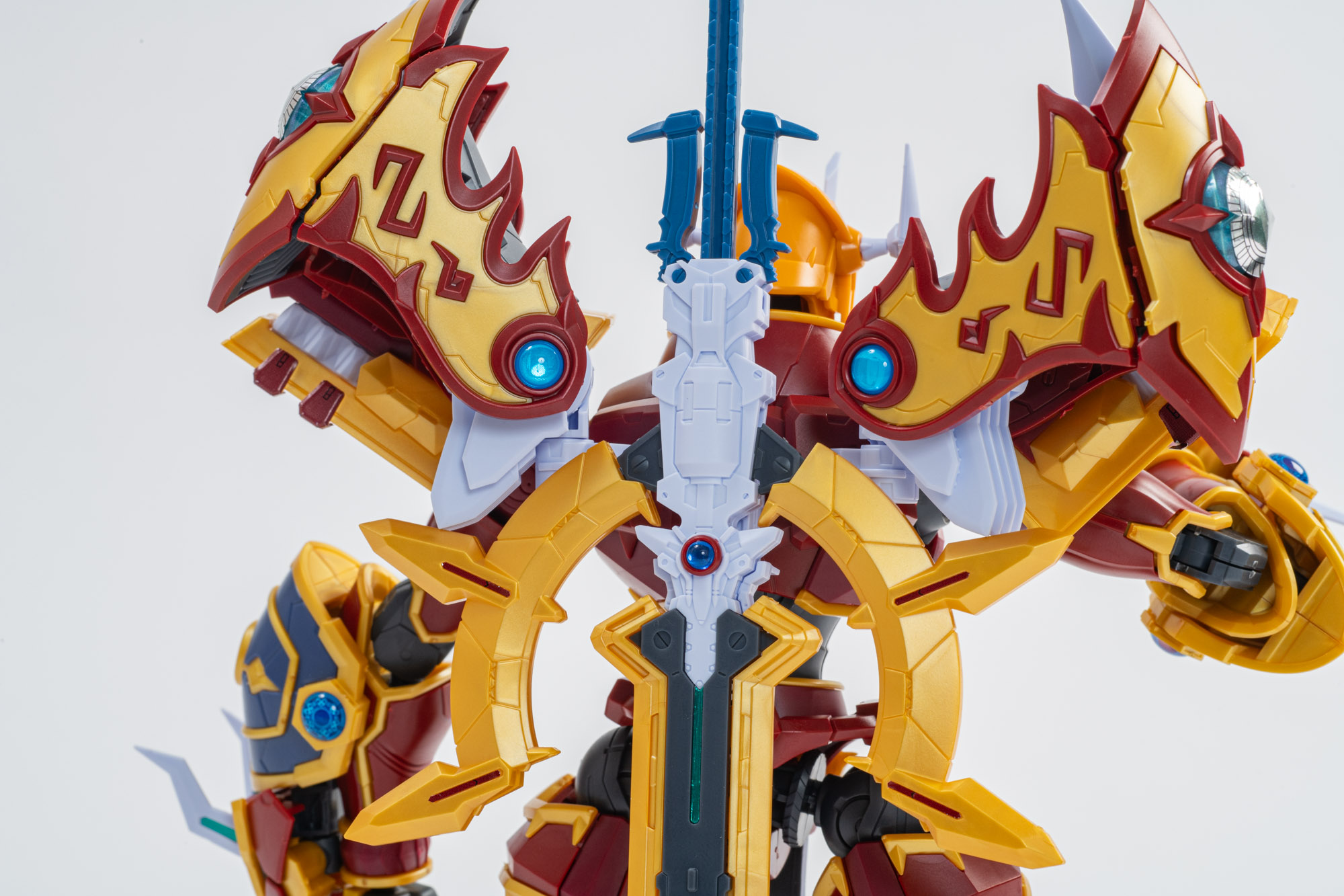 龍魂剣のギミックは左右に開く刀身と縮む持ち手。背中にしまう時には持ち手もたたむことができる。