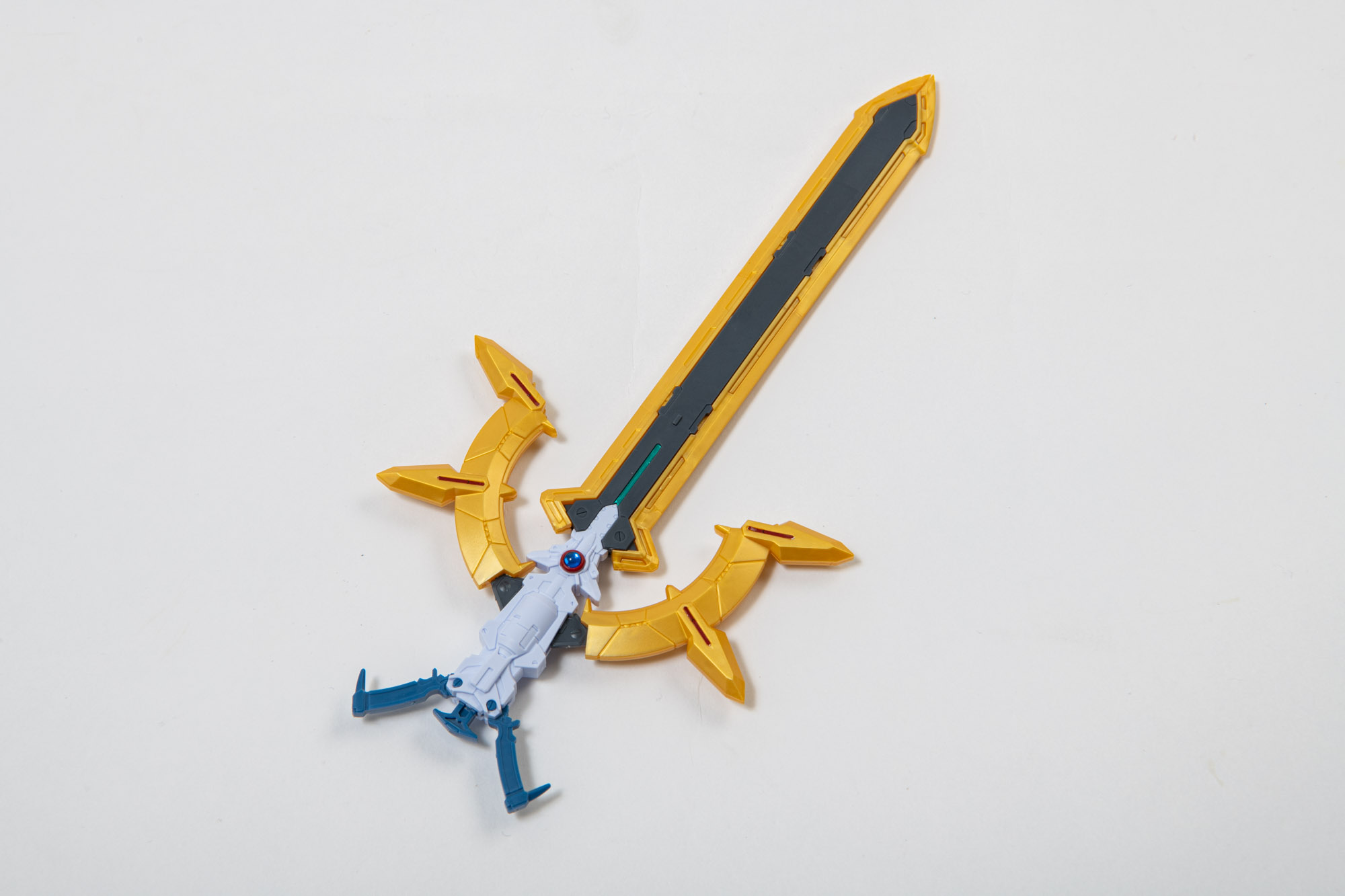 龍魂剣のギミックは左右に開く刀身と縮む持ち手。背中にしまう時には持ち手もたたむことができる。