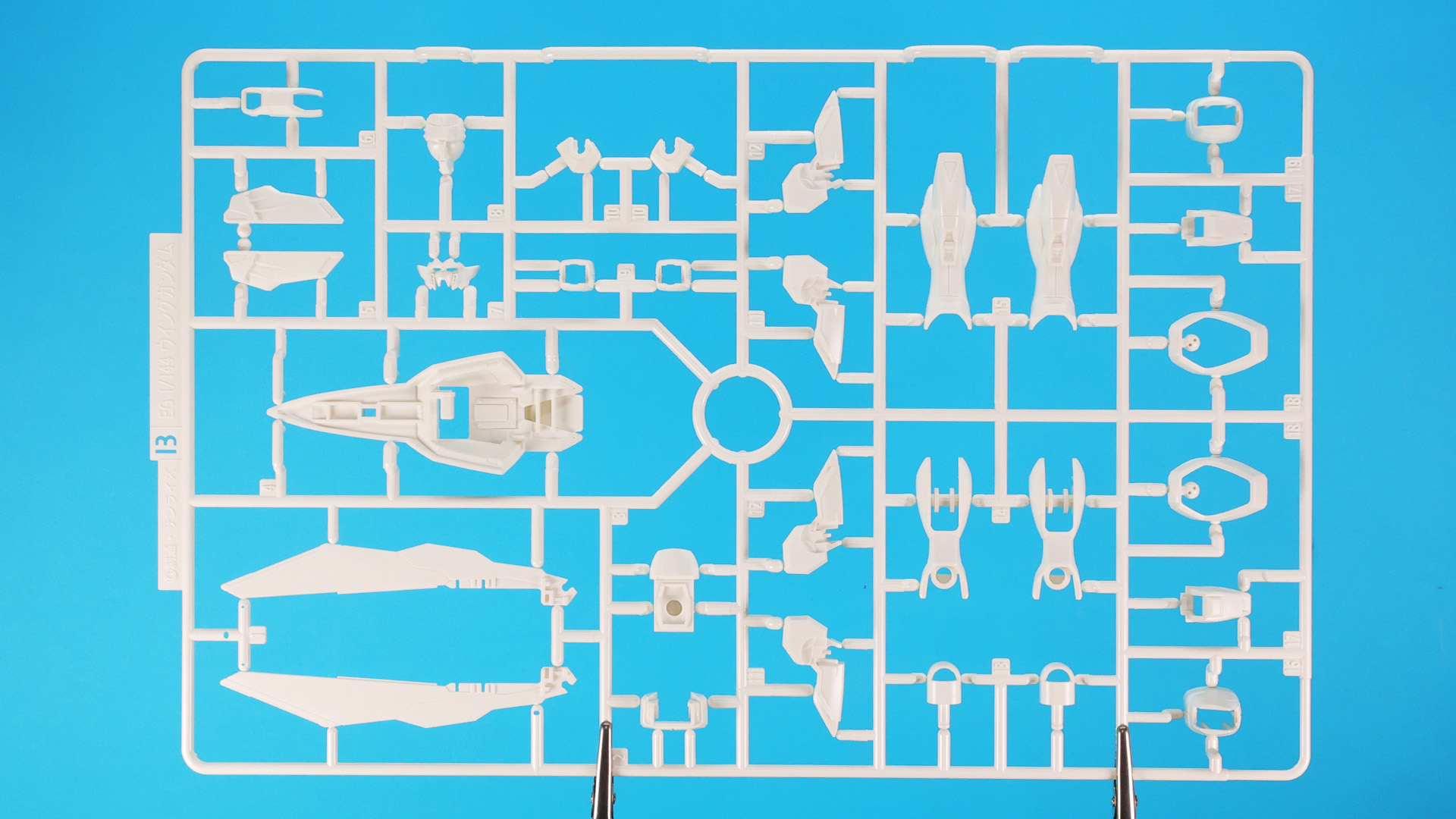 B:主にホワイトの装甲、装備などのパーツ