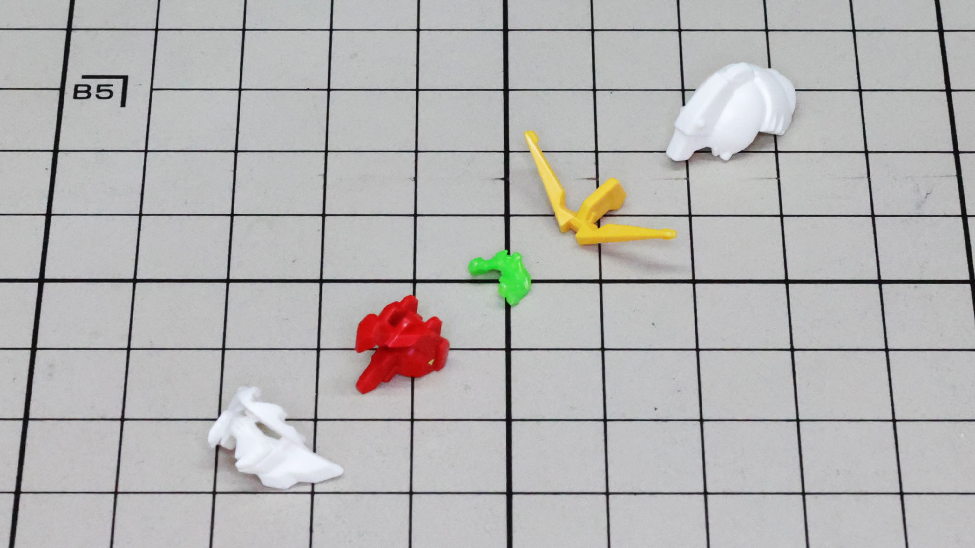 細かくも、大胆なパーツ割りで実現される頭部のパーツ群