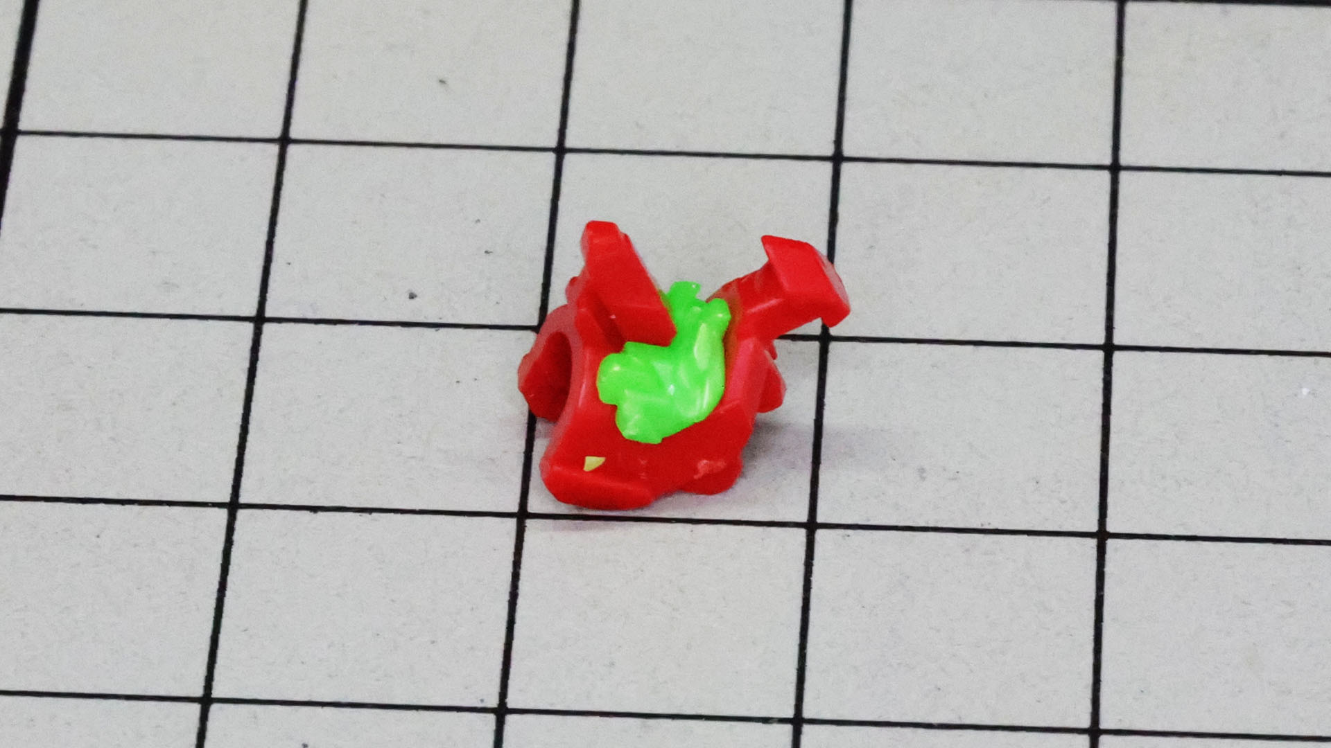 赤いあご、ツインアイは別パーツ化されています。細かいので注意します！