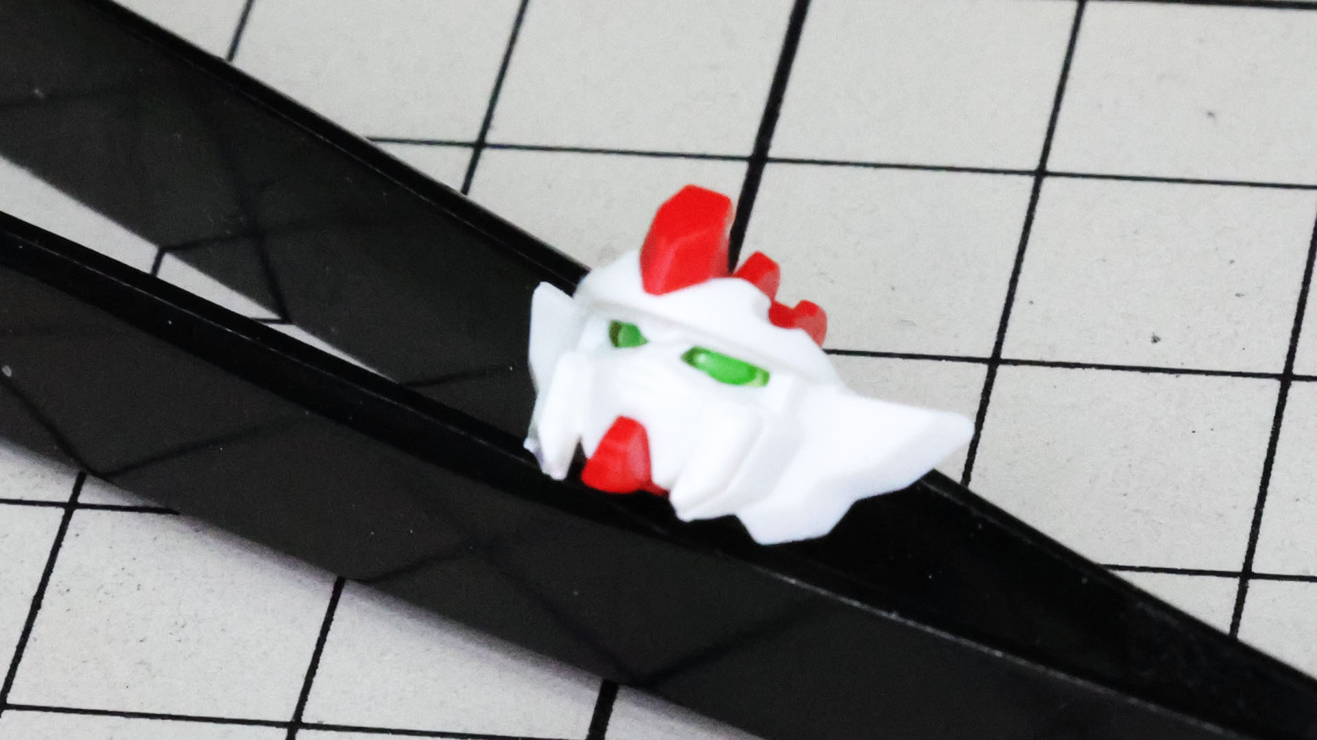 フロントマスクに組み込むとツインアイの部分が浮かび上がります