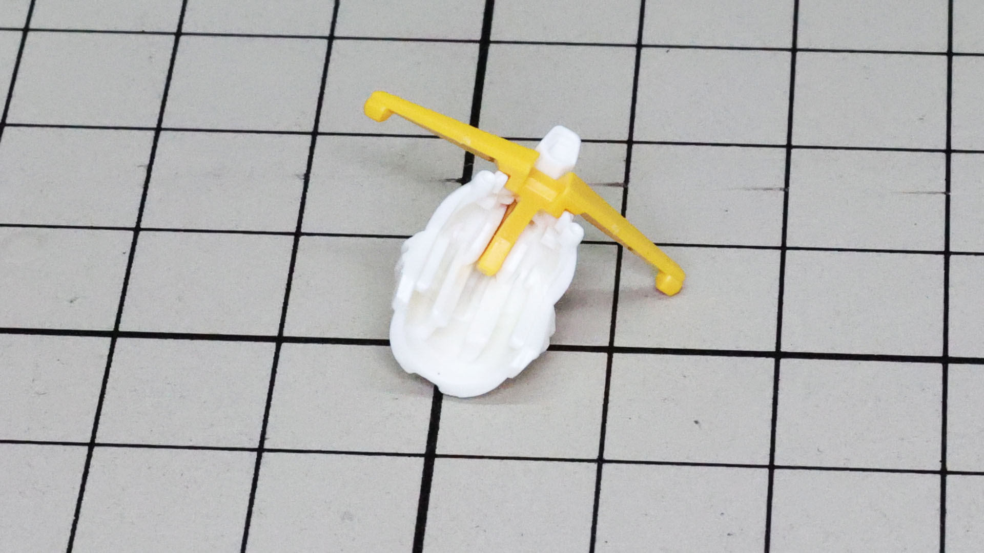 アンテナは頭頂部下側から組み入れます