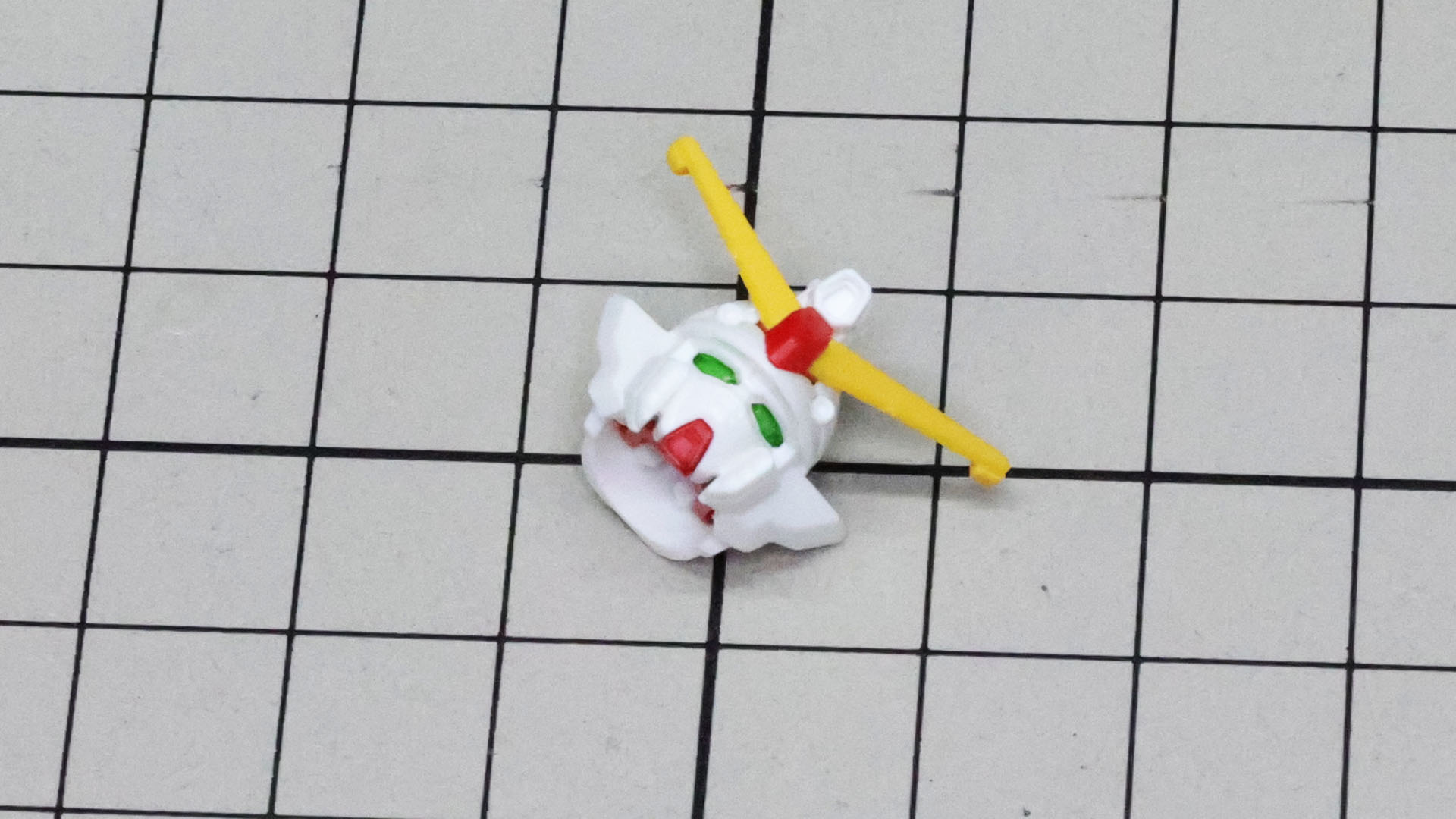 上下に分かれた頭部パーツを垂直に組めば頭部完成です