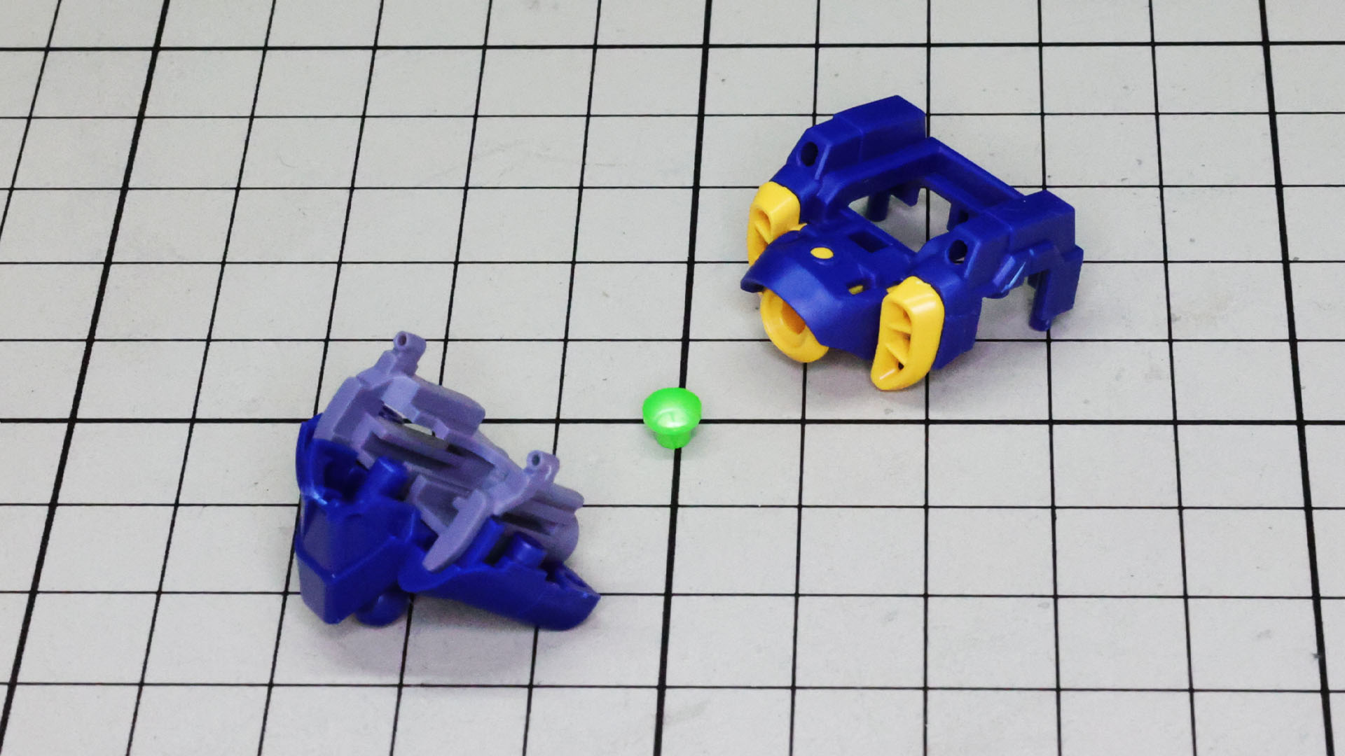 胸部下部にメカフレーム、上部に加飾部を組み込んでドッキングさせます