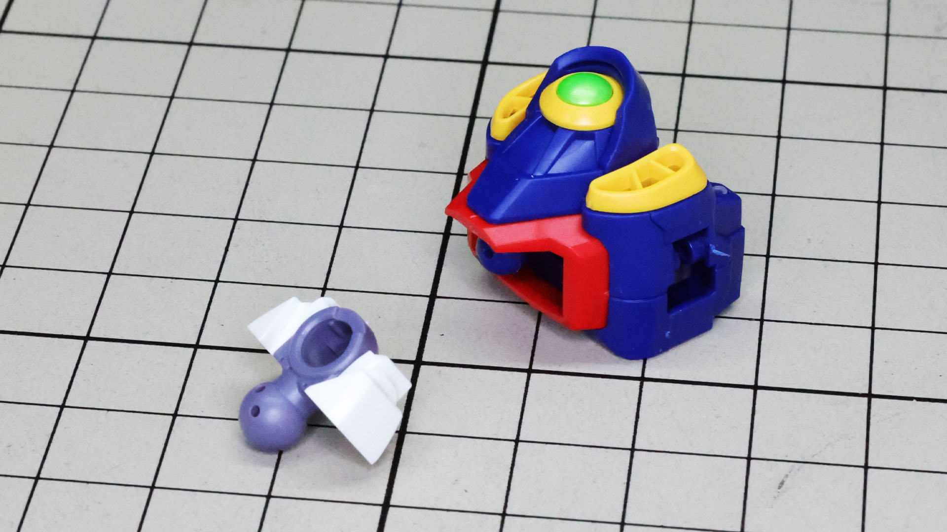 腹部のパーツを組んでいきます。2つのボールジョイントによって大きく動かせます