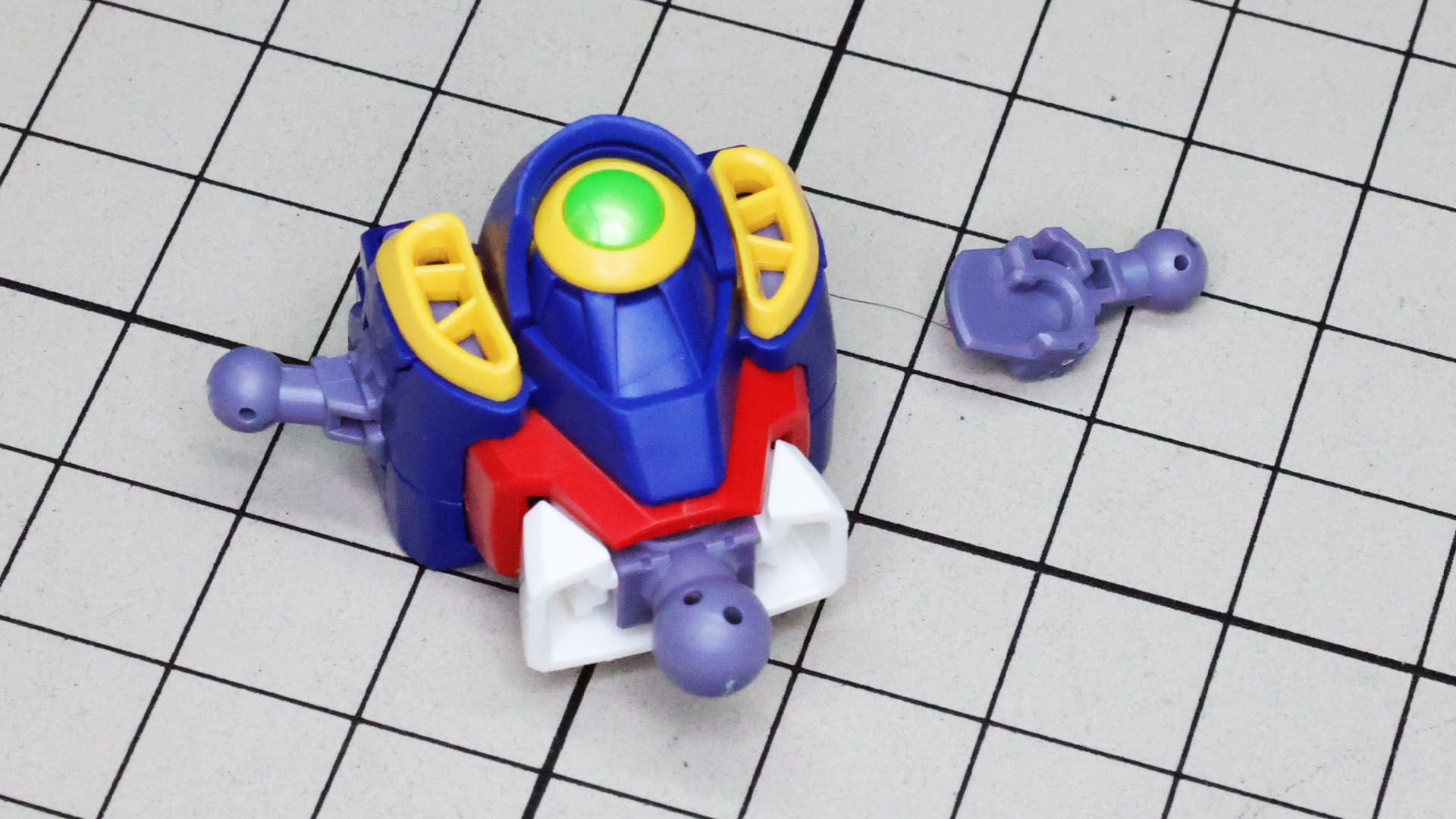 肩関節もサイドからパチンと組み入れるだけで完成します