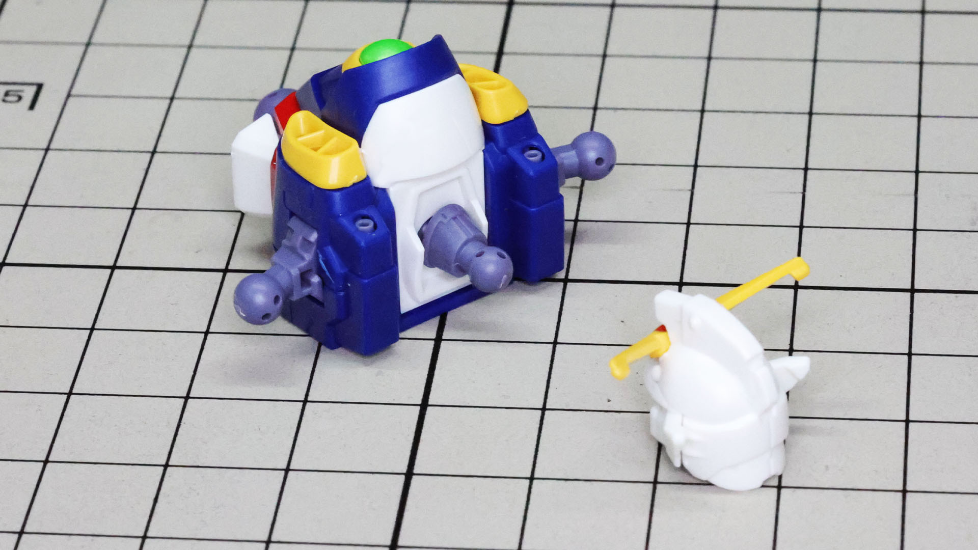 襟と首のパーツを組んで頭部をドッキングさせます