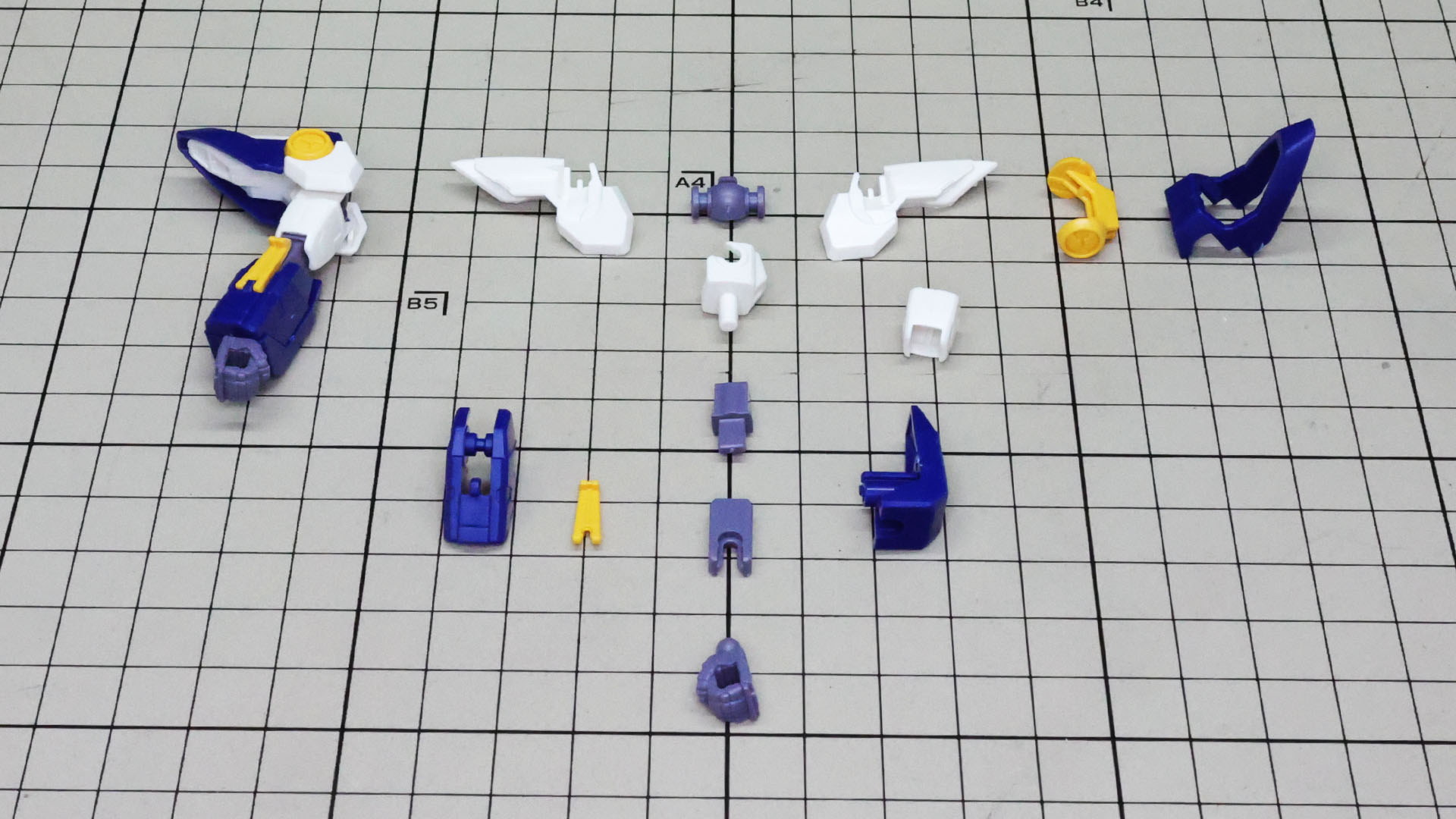 右腕を組んであります。カラフルなパーツごとに大胆に分けられた腕部パーツが並びます