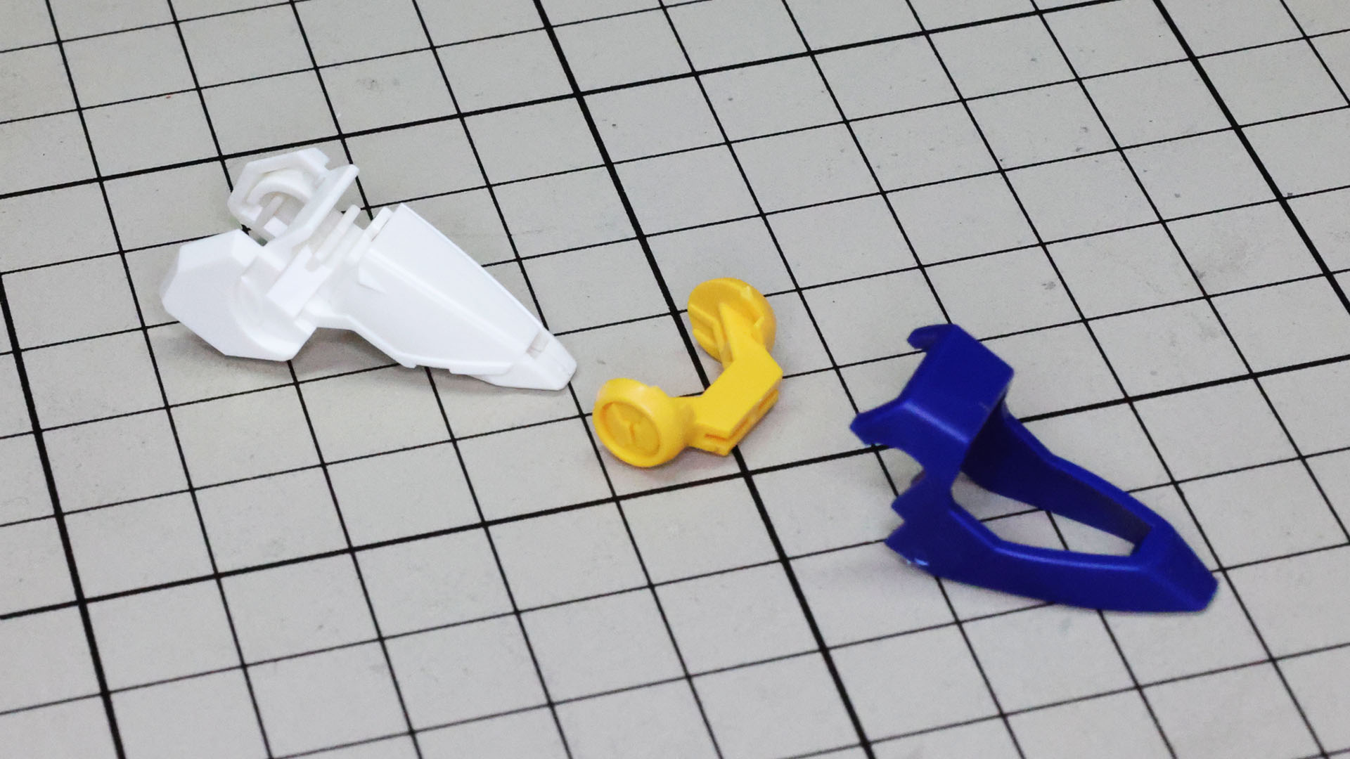 肩の黄色のディテールパーツは前後がつながっています