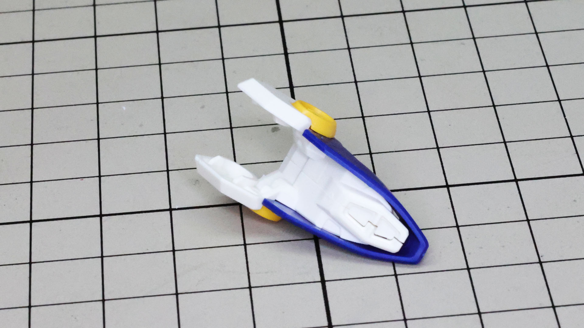 肩アーマーの裏側にはノズルなどのディテールがあります