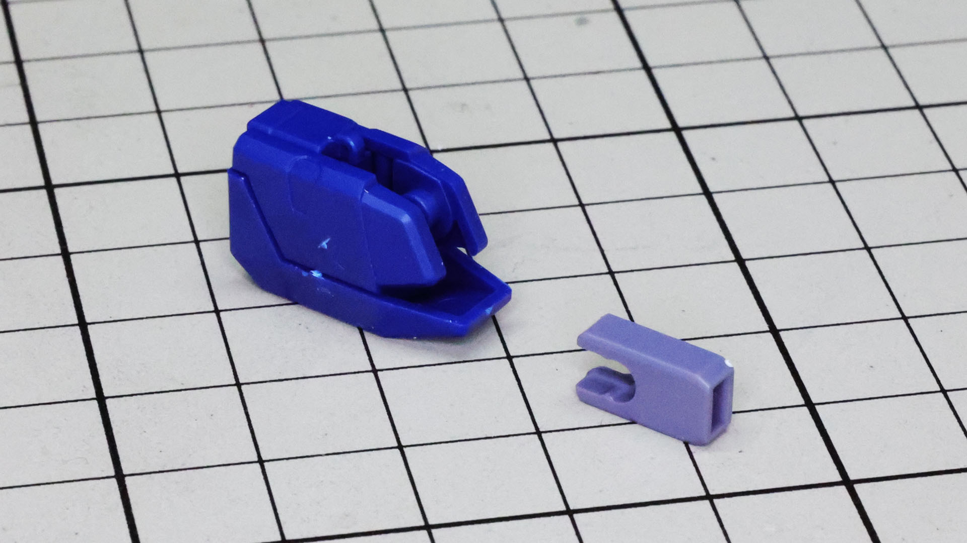 前腕部と肘関節を組んでいきます。パチンとはめこみます