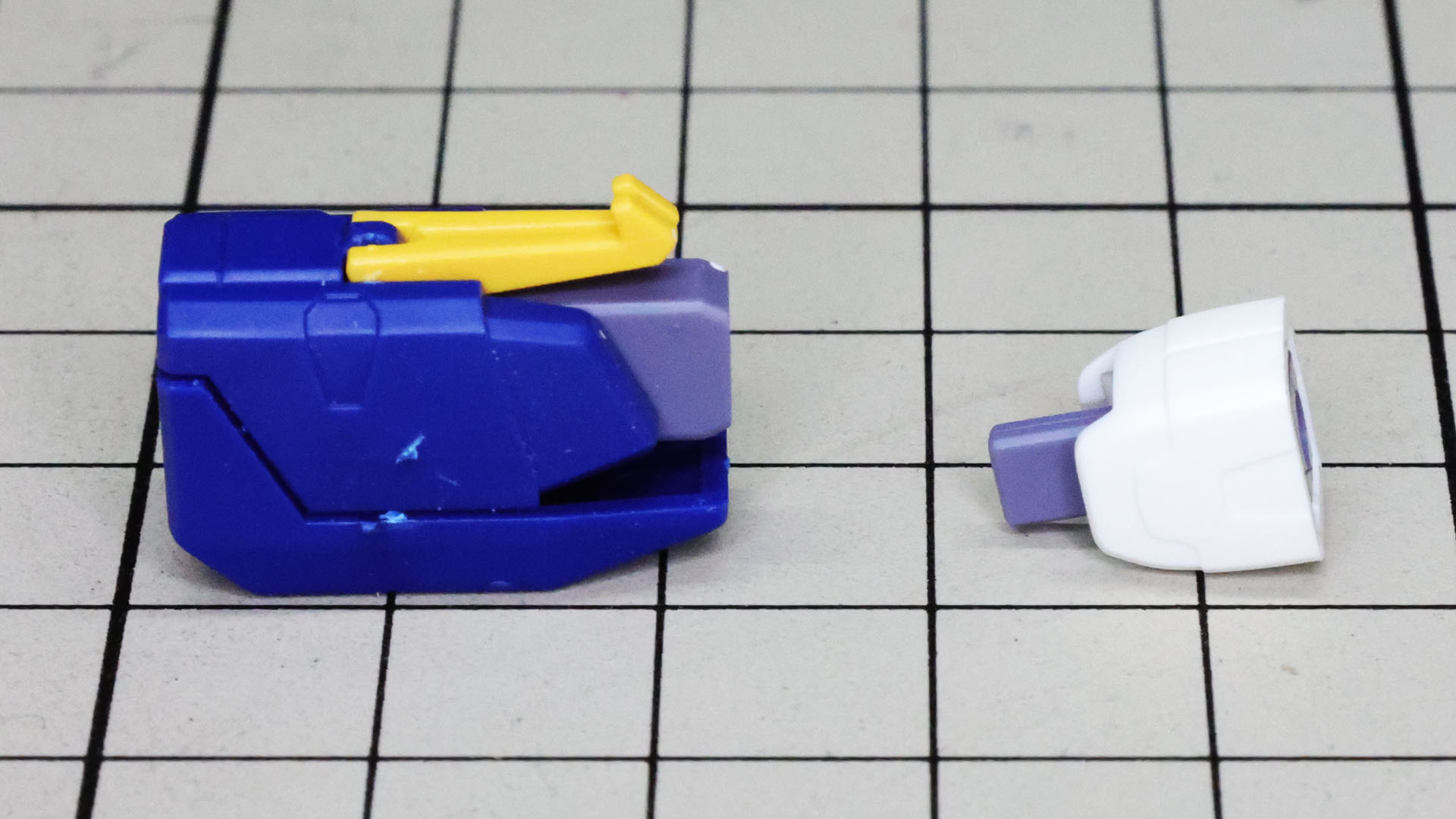 上腕には関節接続のメカフレームを組み入れて肘関節にドッキングさせます