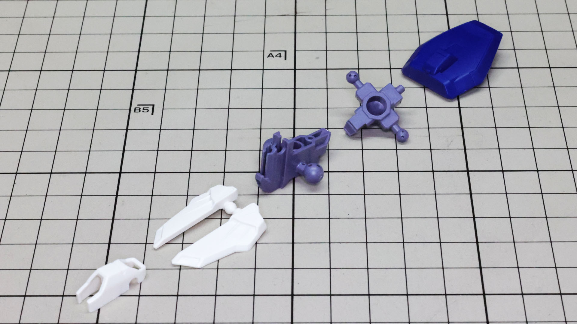 腰部は大きなメカフレームと装甲パーツで構成されます。サイドアーマーは脚部組立の時に組まれます