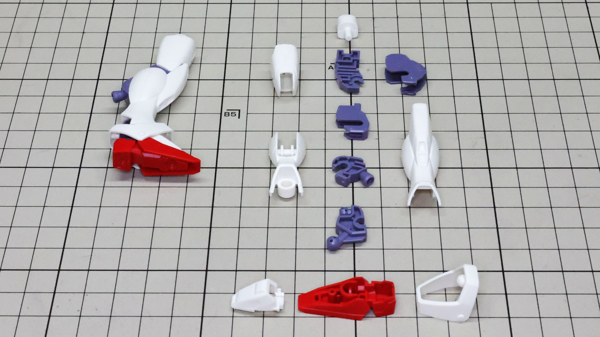 右脚を組んであります。EGシリーズながら簡易的なフレーム構造をもつ脚部のパーツ群に注目です