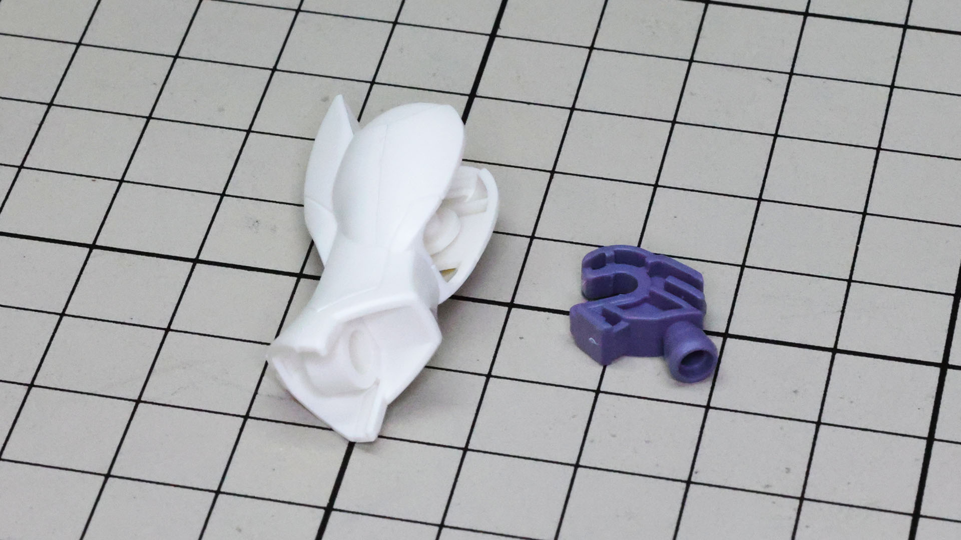 ふくらはぎ裏のノズルを持つメカフレームを膝下装甲にパチンと組み込みます