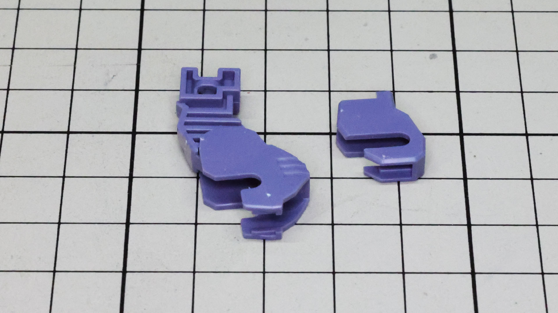 大腿部と膝関節を構成するメカフレームを組みます。これ本当にEGシリーズですか？