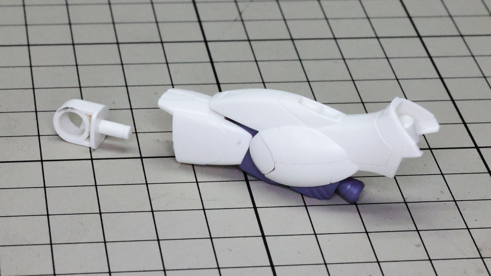 大腿部の1パーツ装甲、股関節を組み付けていきます