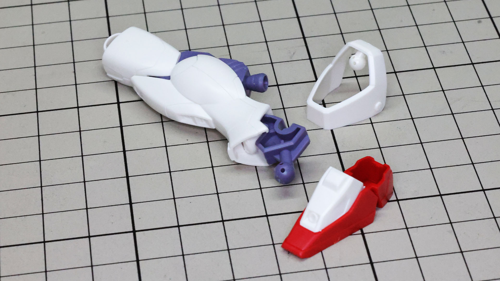 くるぶしの関節とアンクルアーマー、ソールをドッキングさせます。ソールとの接続軸が斜め前方に配置されているところに注目です