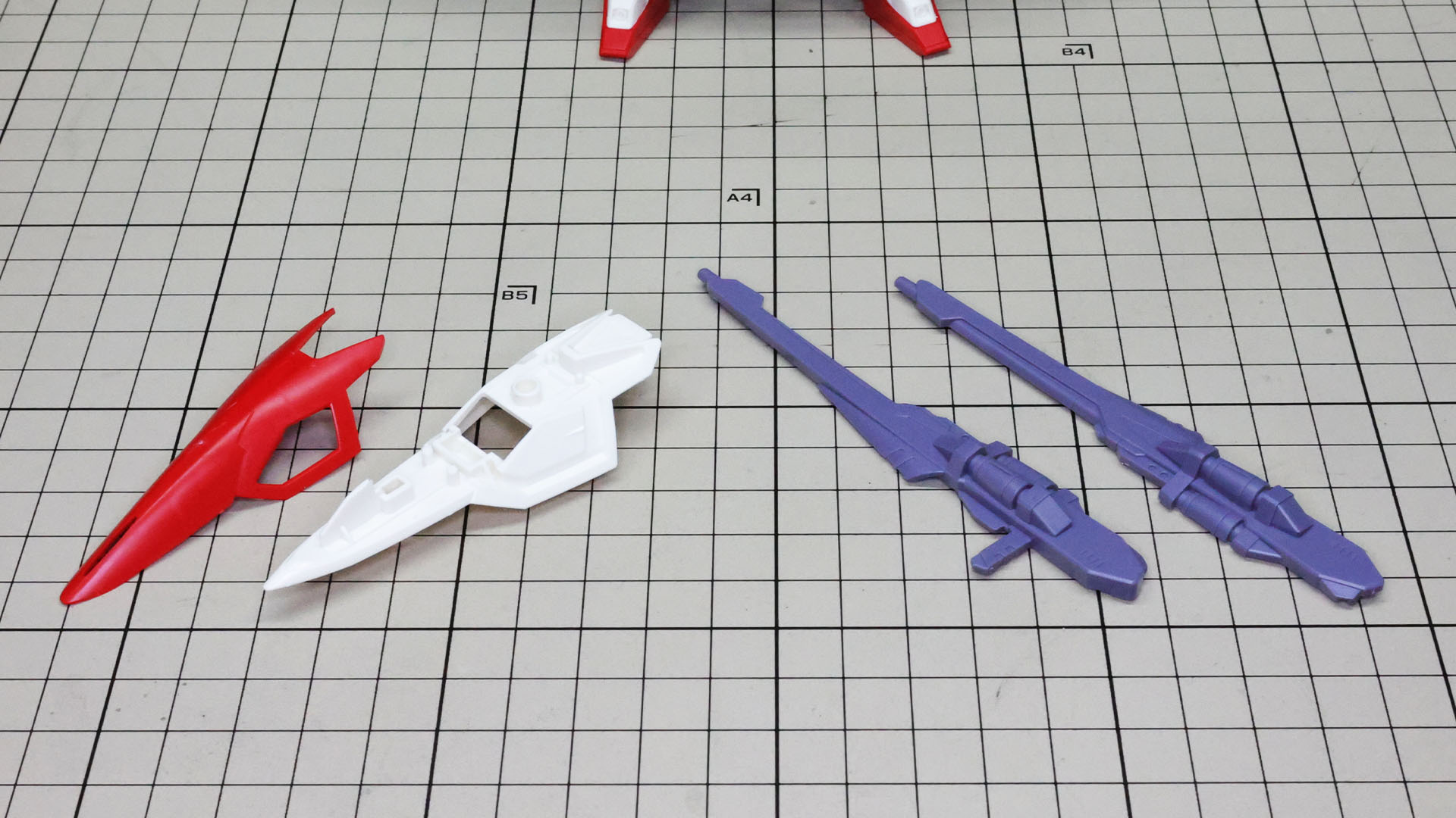 左がシールド、右がバスターライフルのパーツです