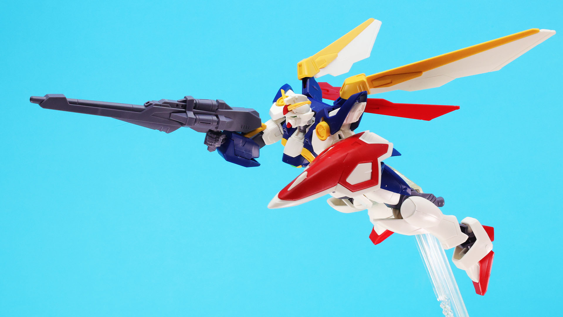 頭部の可動域の広さによって飛翔するポーズも自然！