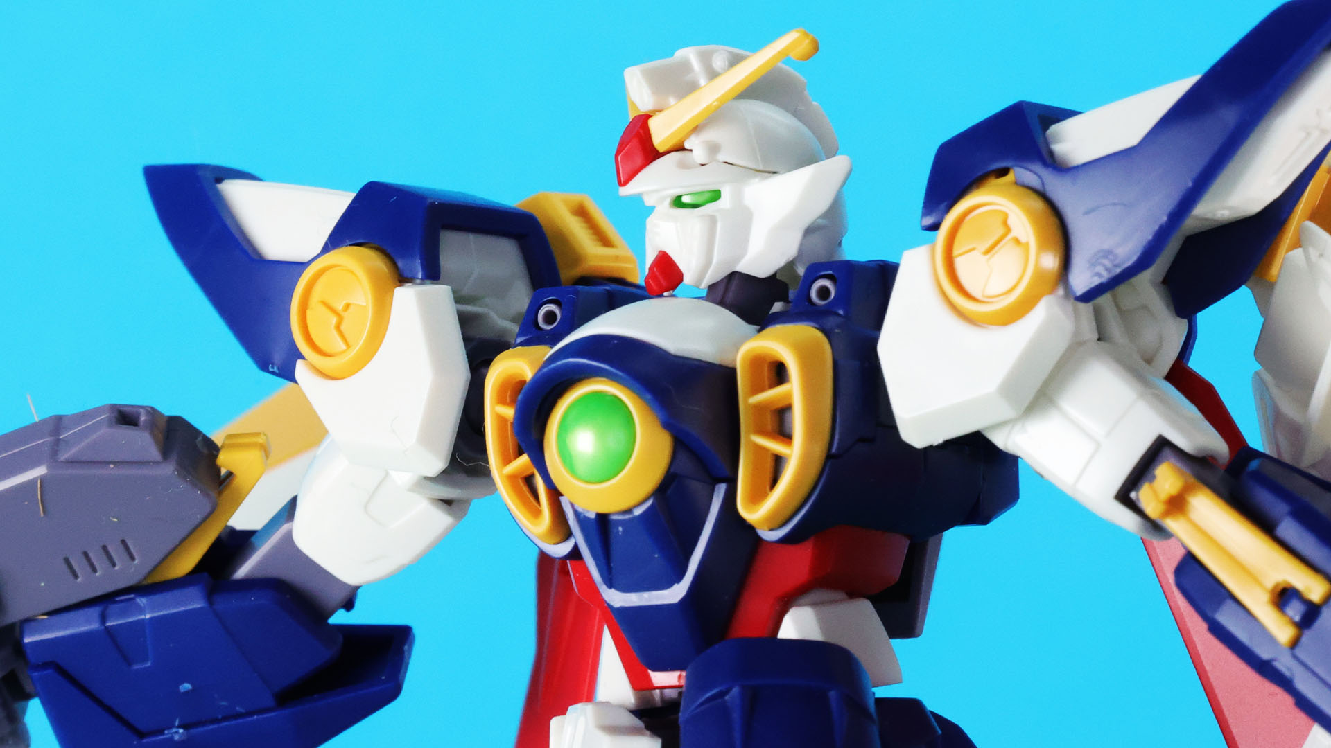 ツインアイが別パーツ化でシャープな印象の頭部