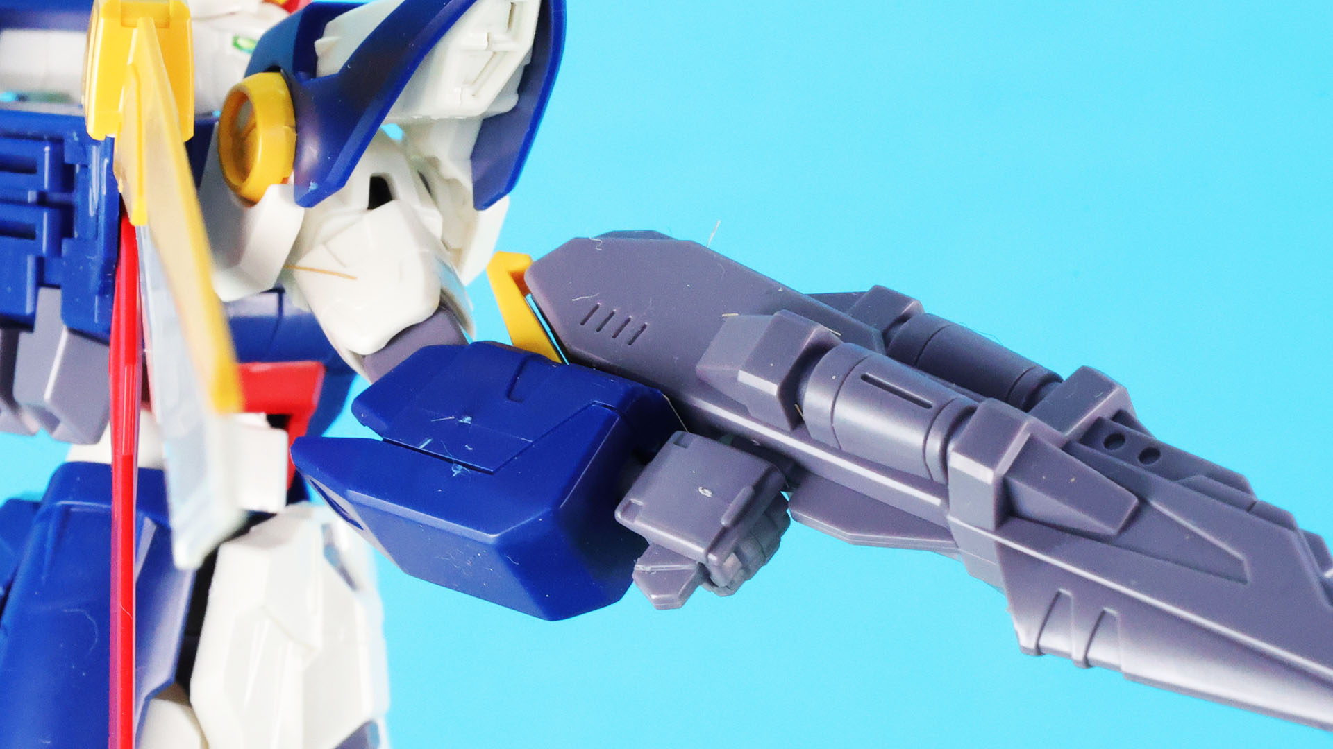 巨大なバスターライフルもしっかり握れて保持できます