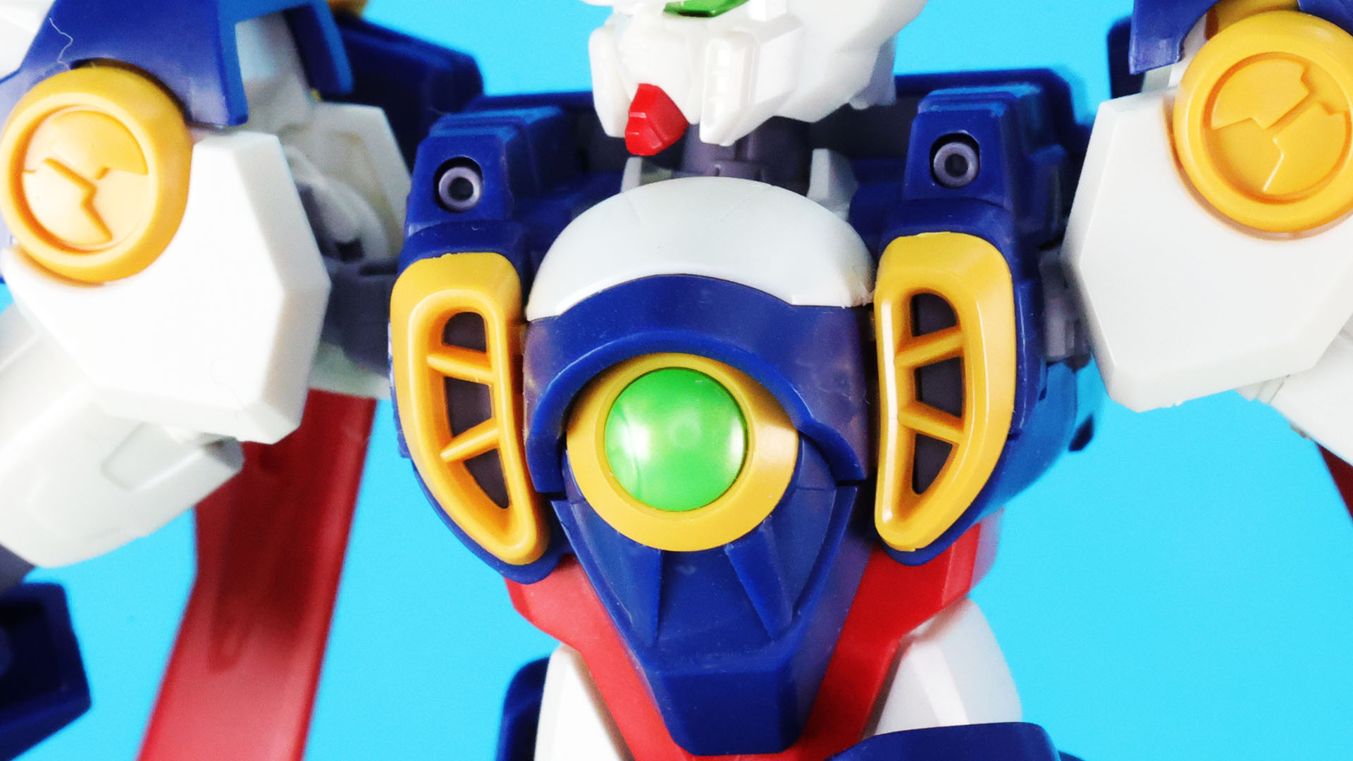 胸部中央のマルチプライヤーの質感の違いにも注目です