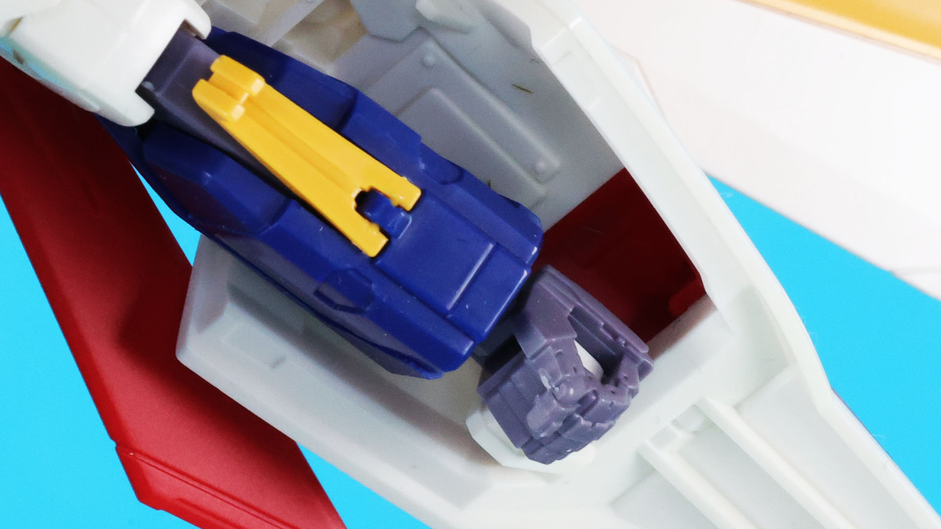 前腕のツメは可動し、ハンドはシールドのグリップを保持できます