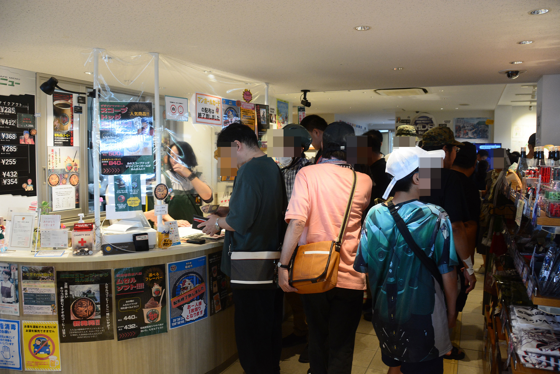 イベント当日、「ウドの苦いコーヒー」が飲め、様々なグッズを購入できる「ペアテラス」は大盛況となった
