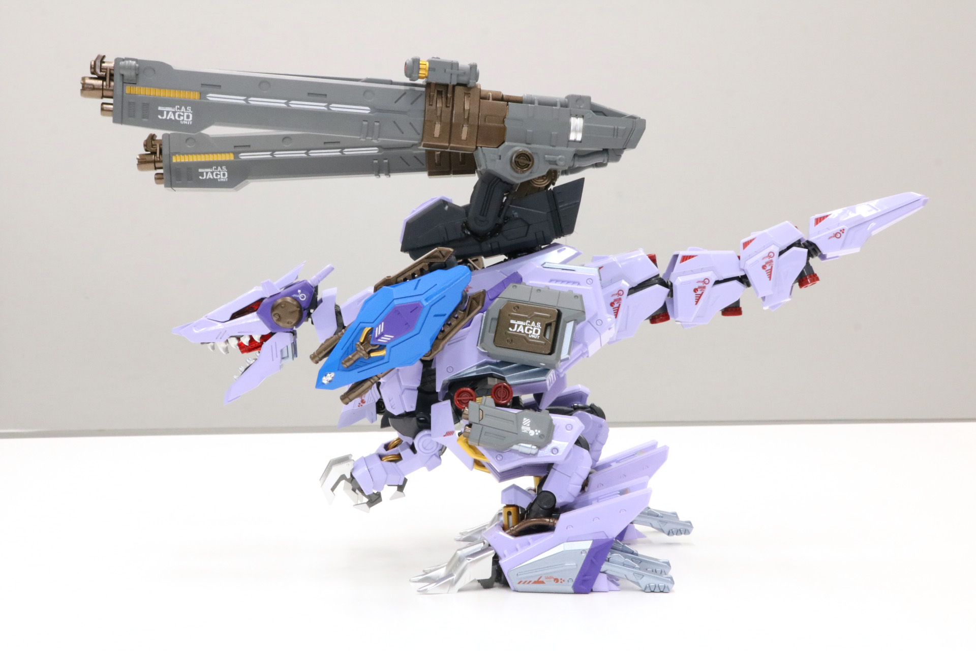 リアライズモデル 「RAZ-007 トリニティライガー」（左）と比較。大きさの違いがありつつも「ゾイドサーガ」の世界を演出できる