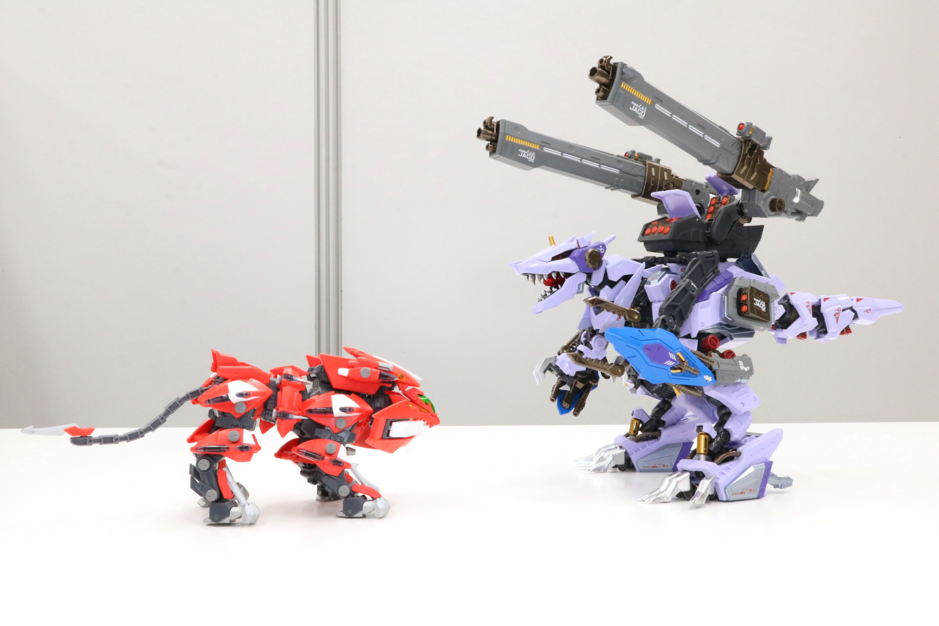 リアライズモデル 「RAZ-007 トリニティライガー」（左）と比較。大きさの違いがありつつも「ゾイドサーガ」の世界を演出できる