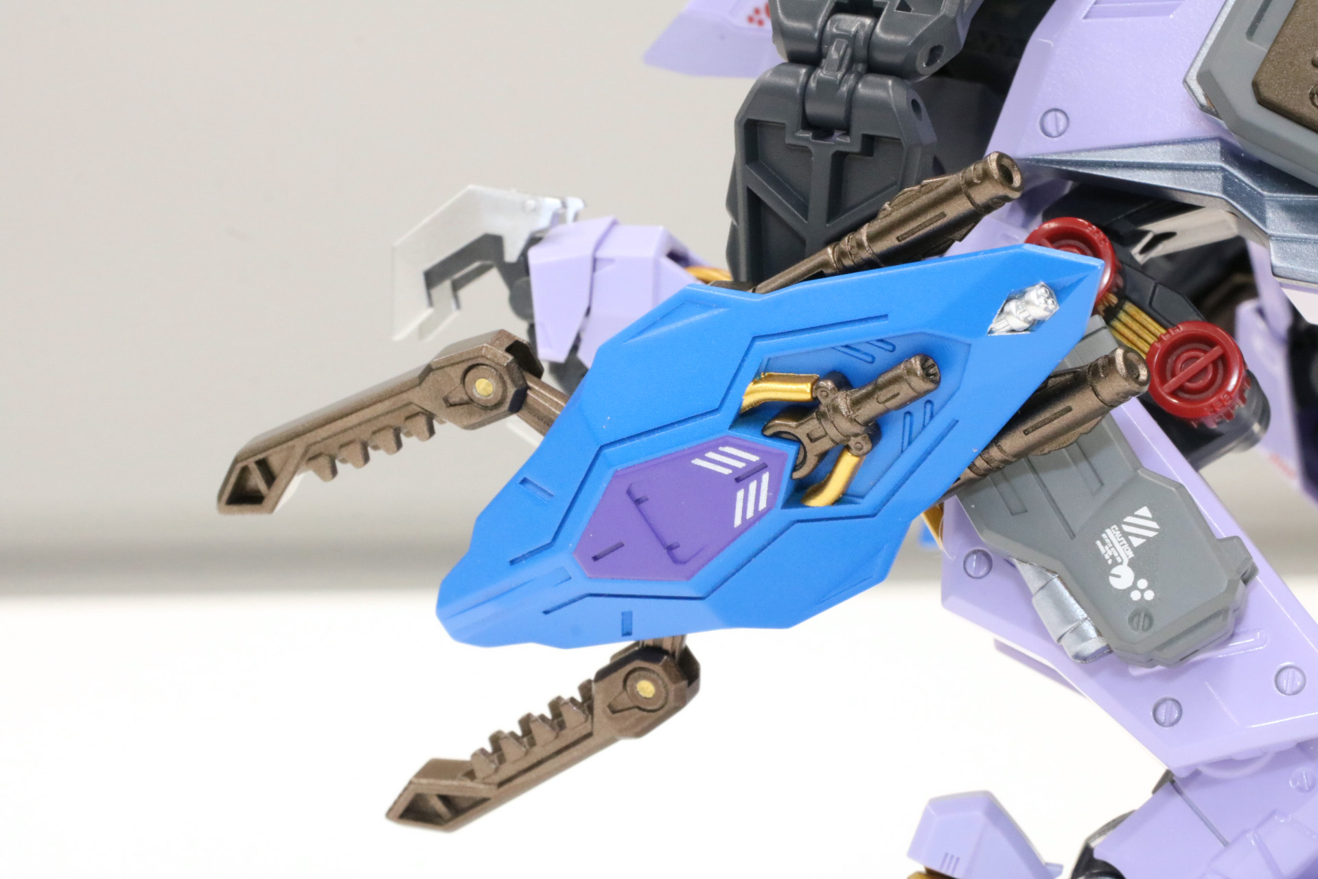 サブアームが展開し、戦闘以外の作業なども想定した装備となっている