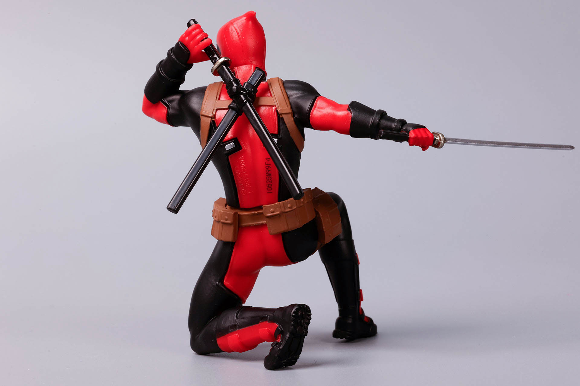 しゃがみポーズだが自立させることができる。