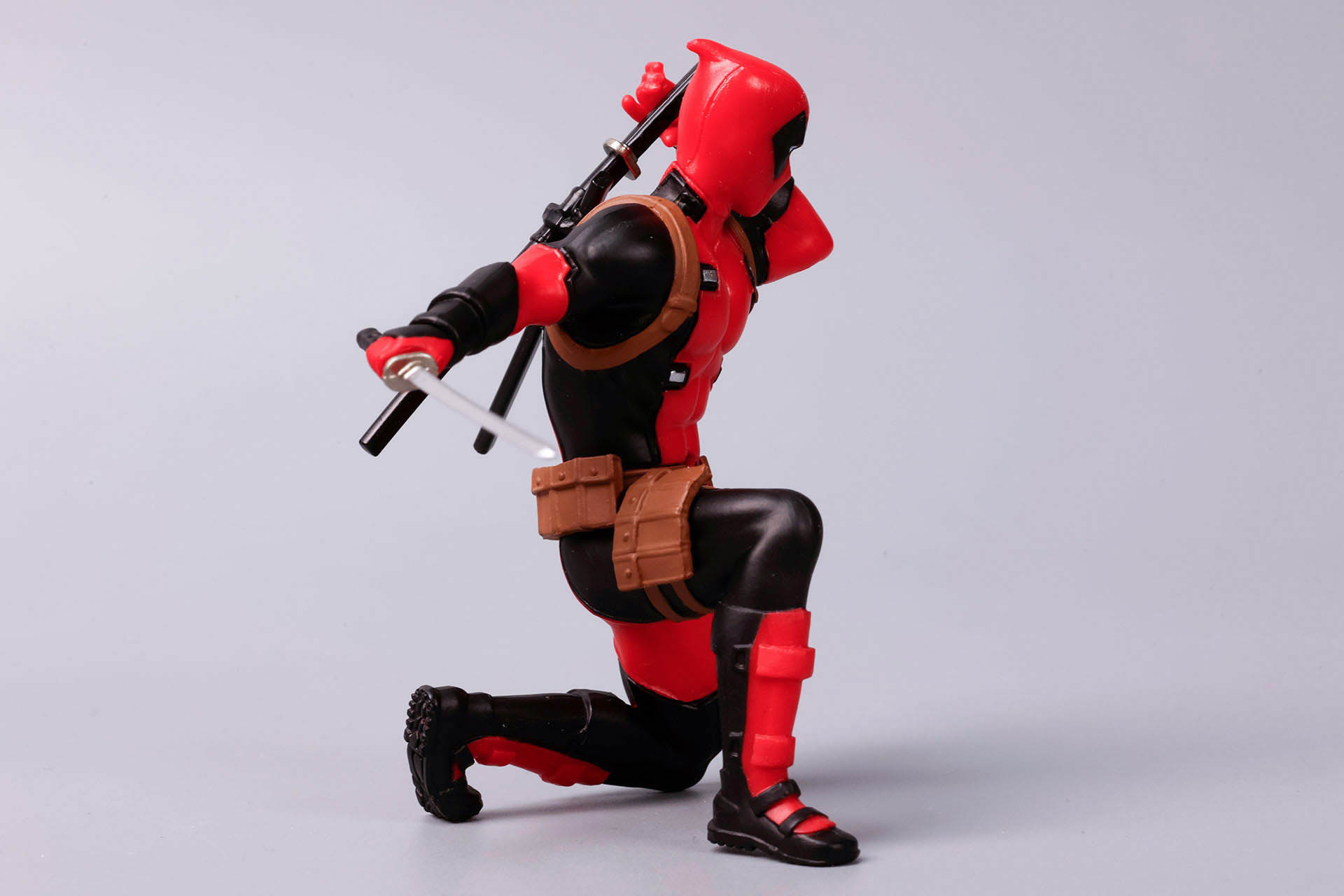 もう片方の手には、すでに抜いた刀が握り締められている