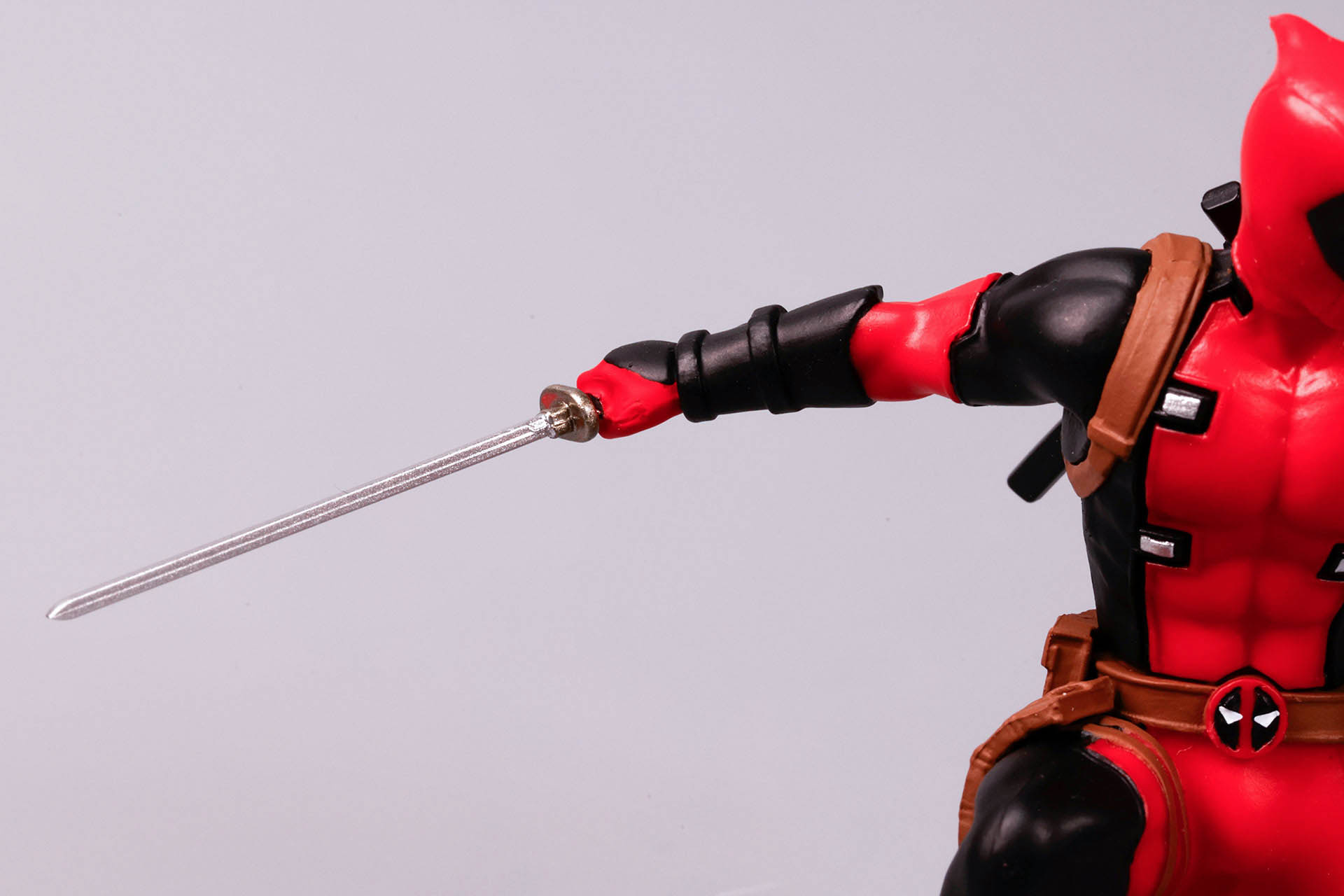 刀と鞘には硬質プラスチックが採用されている