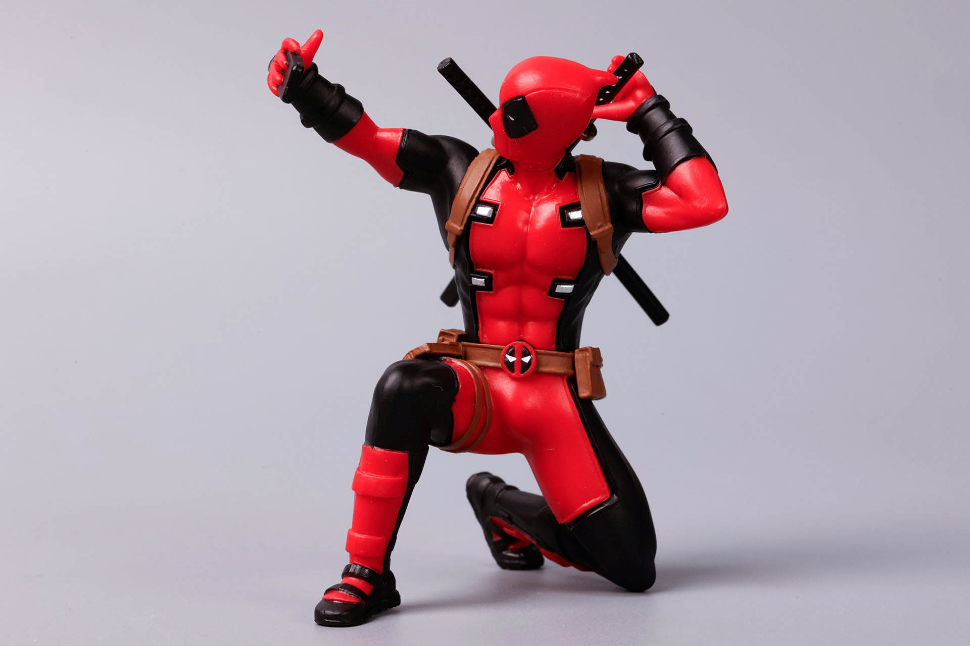 こちらも膝をついたポーズだが、自立可能だ