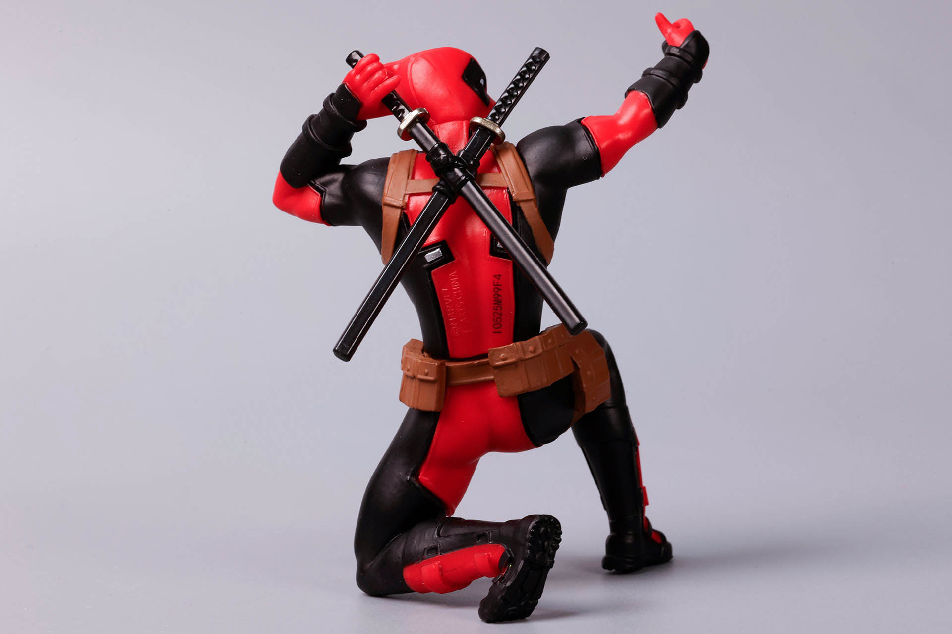 後ろから見ると刀に手を掛けているのがよくわかる