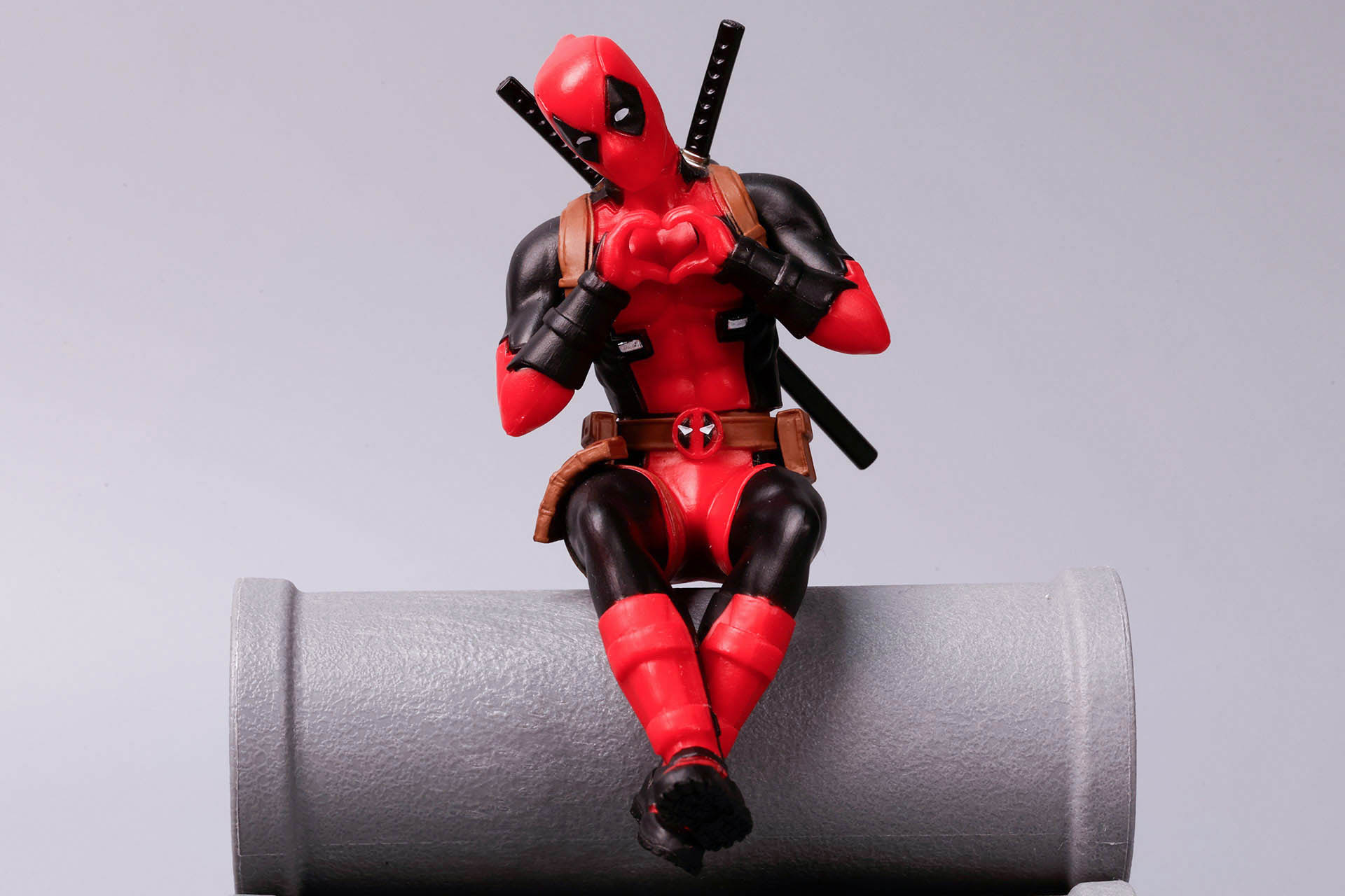 脚をクロスさせているところもキュート！？