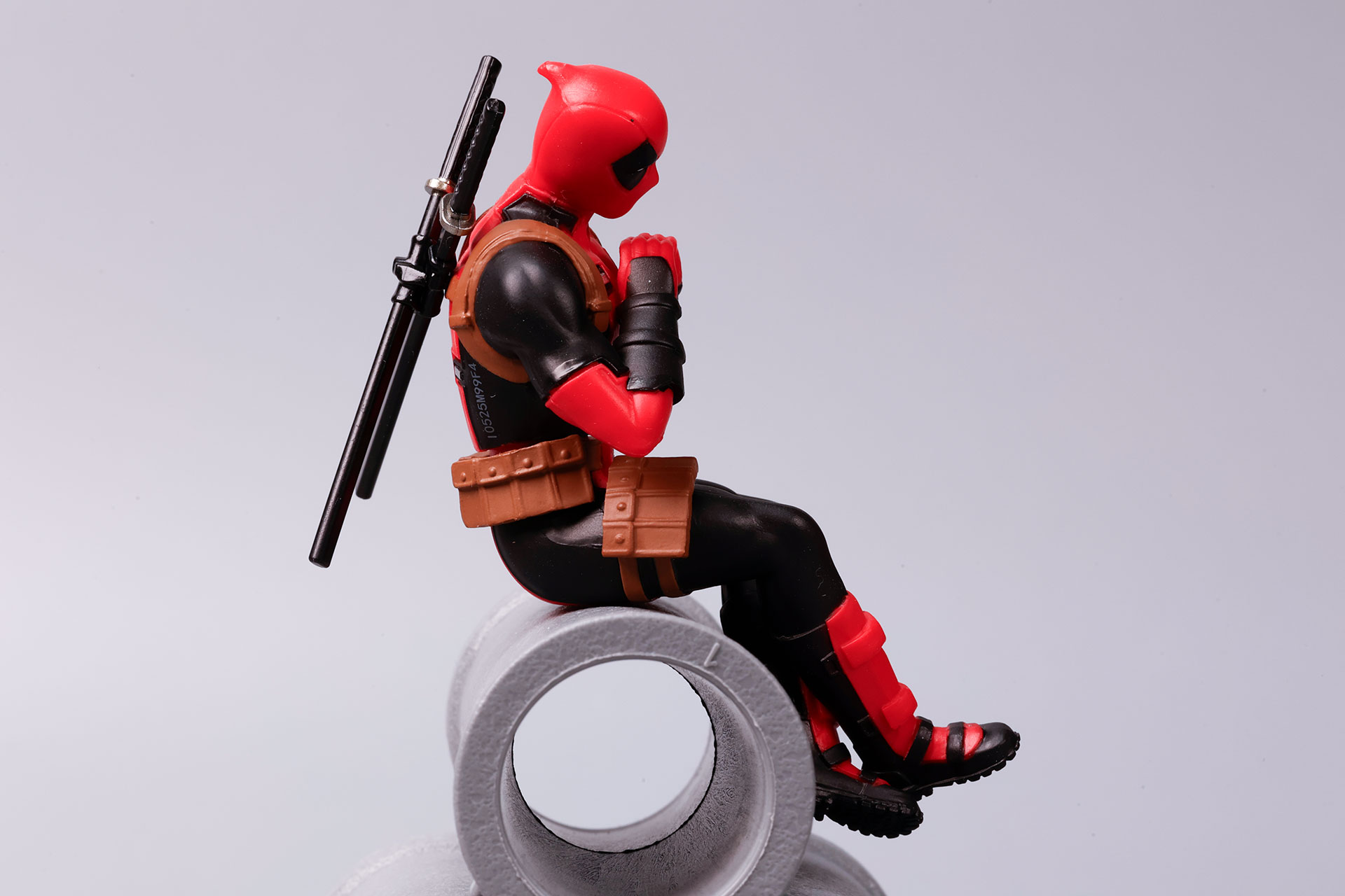 肩をズンと傾けているポーズがかわいらしい