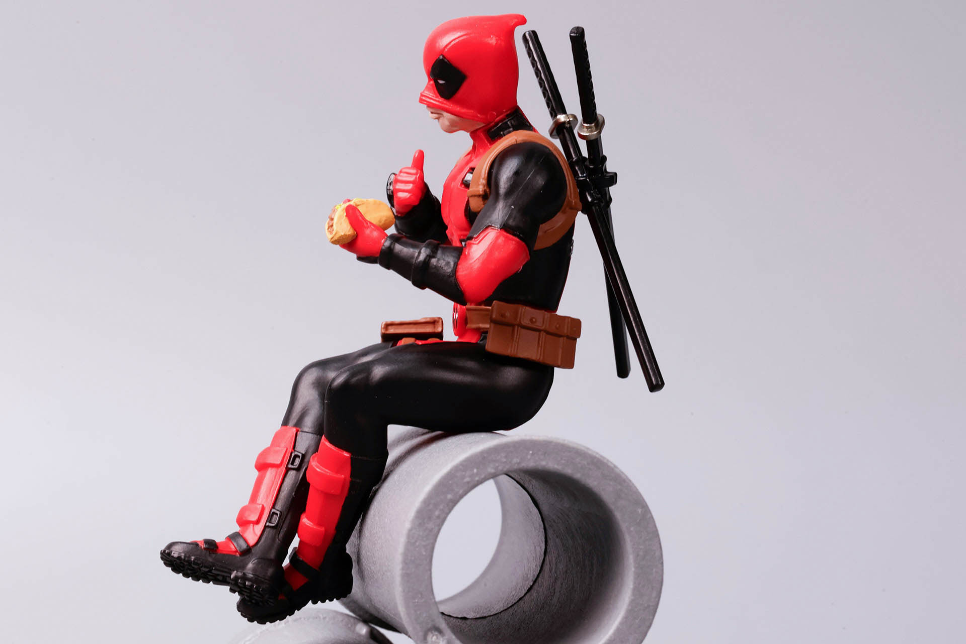 何かのフチに座らせておけるような形状だ