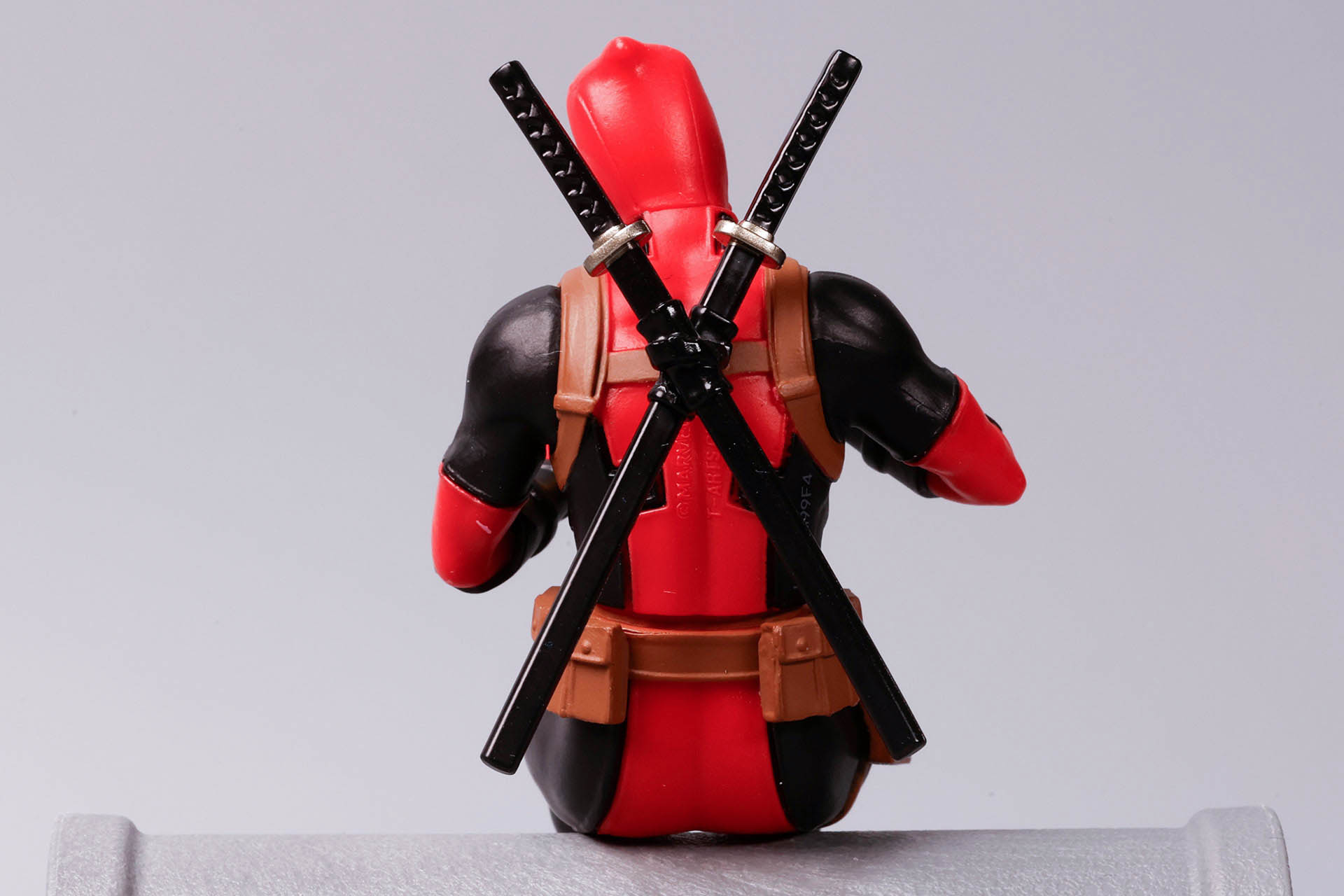 背中には2本の刀を装備