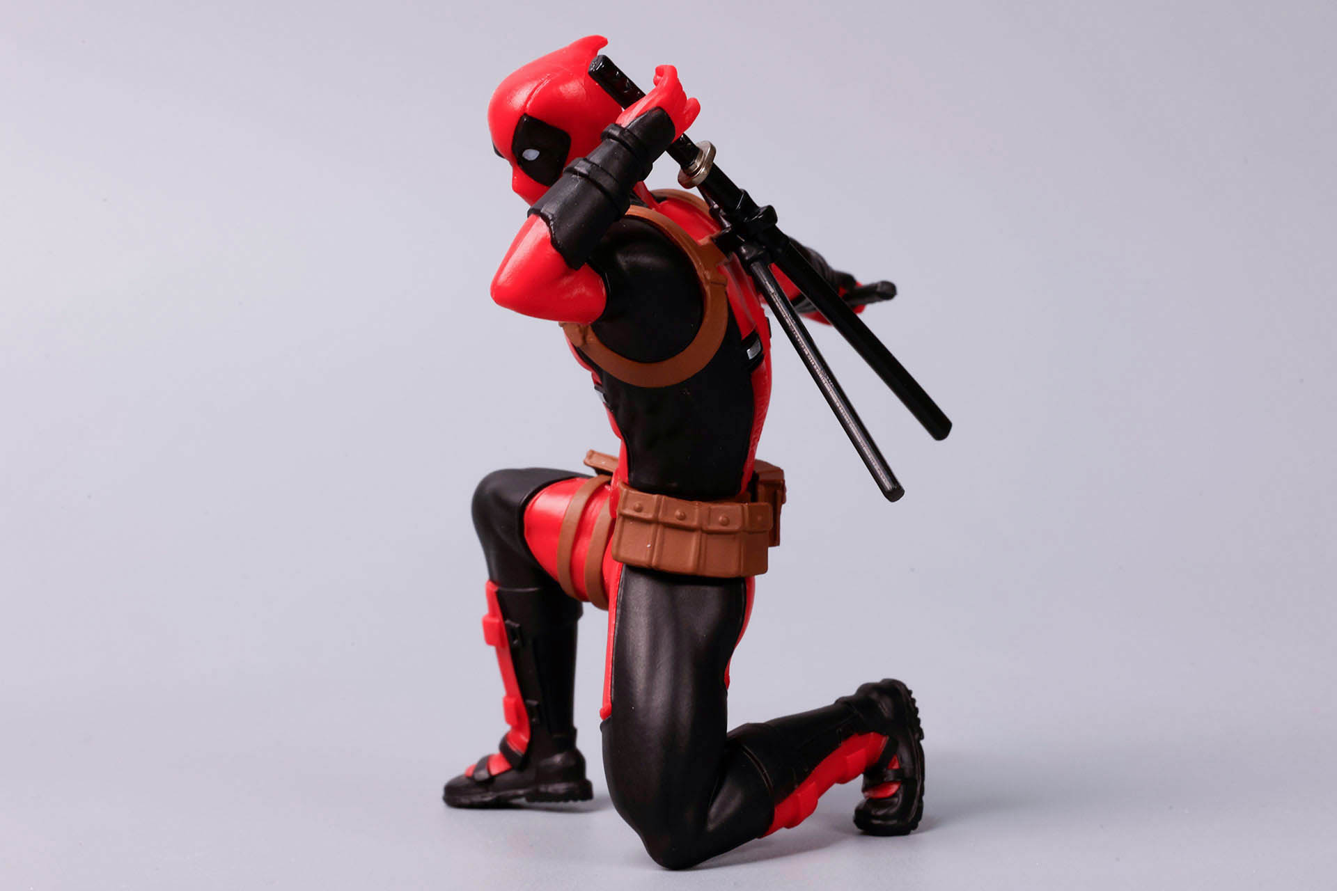 片方の手でもう1本の刀を抜こうとしている